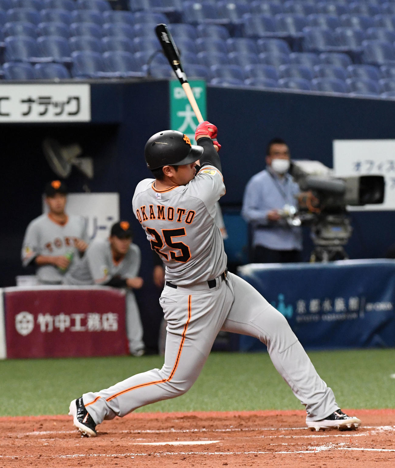 オリックス対巨人　5回表巨人2死一、三塁、岡本は中前適時打を放つ（撮影・前岡正明）