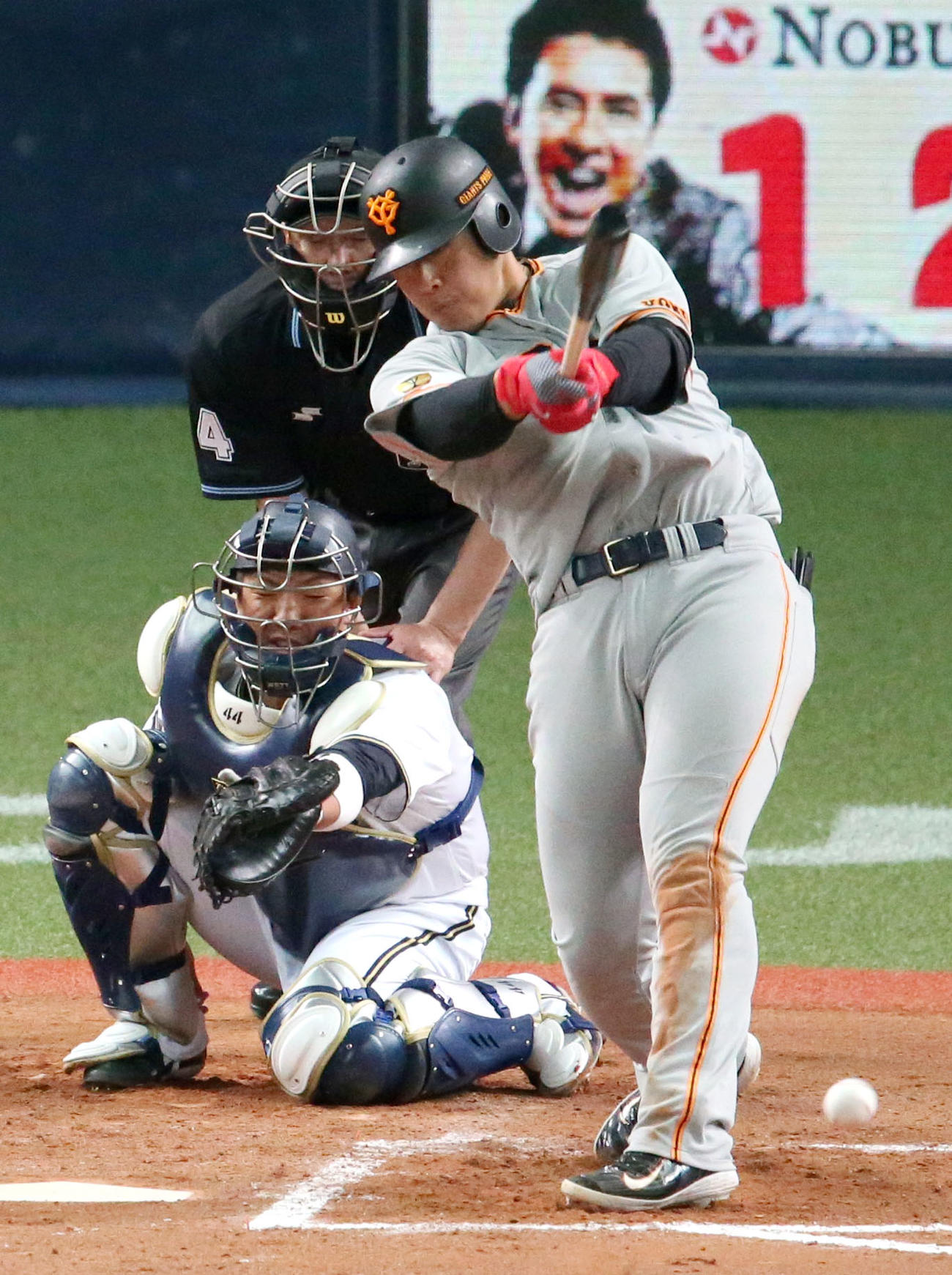 オリックス対巨人　7回表巨人1死、岡本は左前打を放つ（撮影・上山淳一）