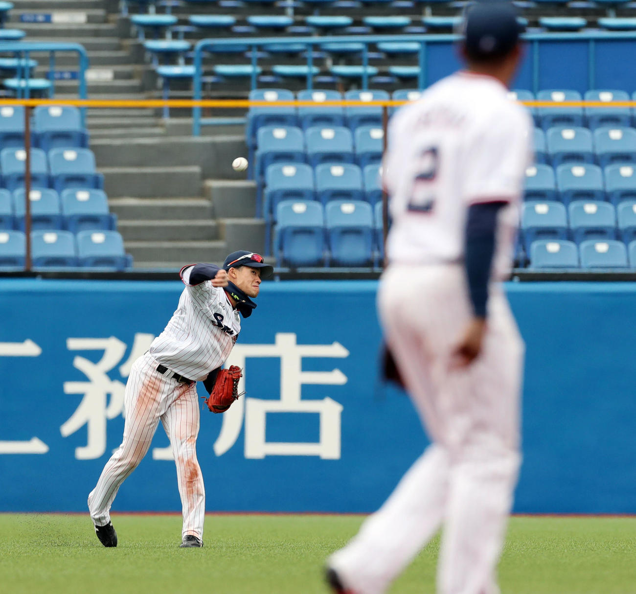 ヤクルト対ロッテ　4回表ロッテ2死一、二塁、田村の打球で本塁を狙った二走中村奨を好返球で刺す塩見（撮影・垰建太）