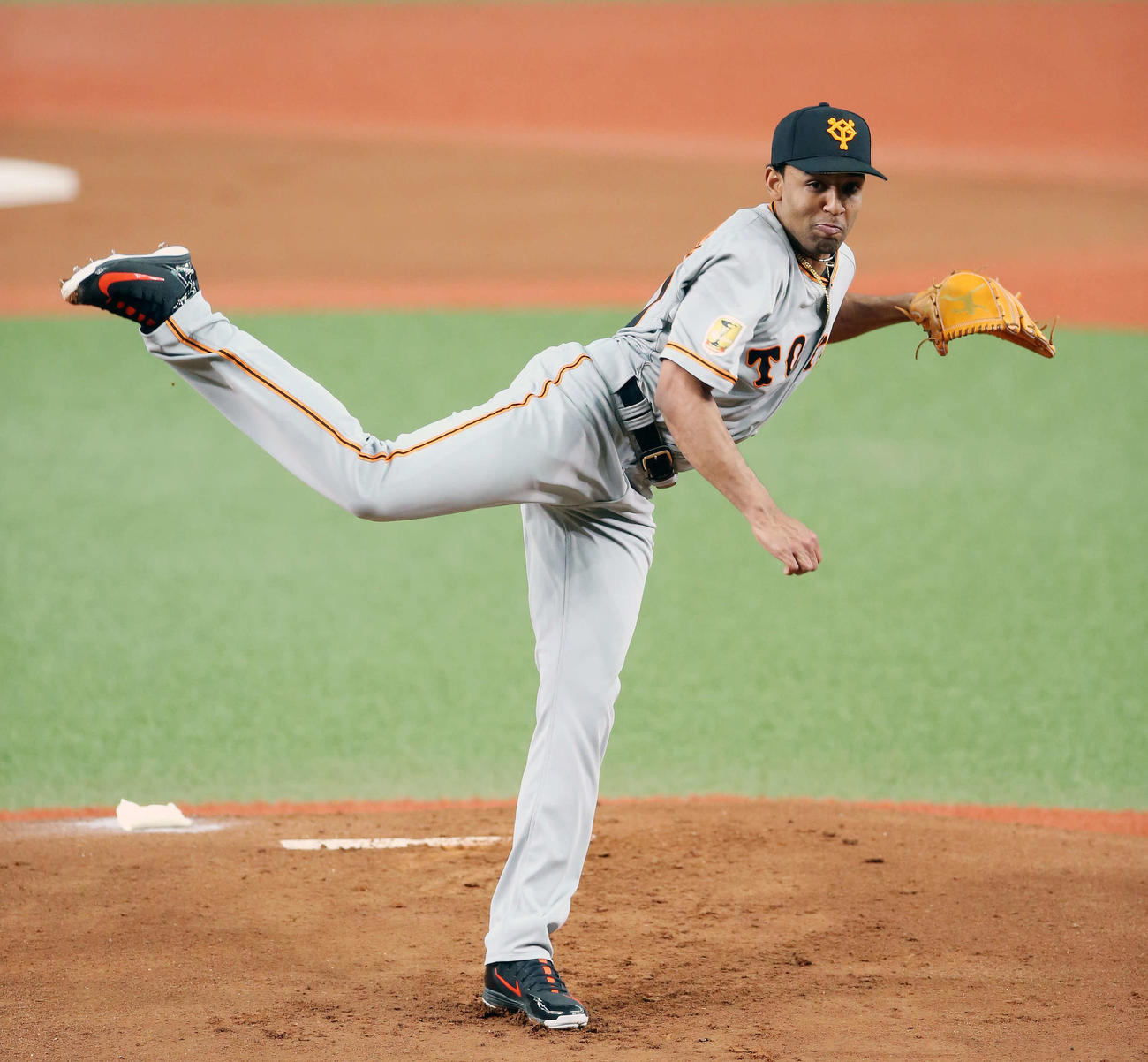 オリックス対巨人　力投する巨人先発のサンチェス（撮影・河野匠）