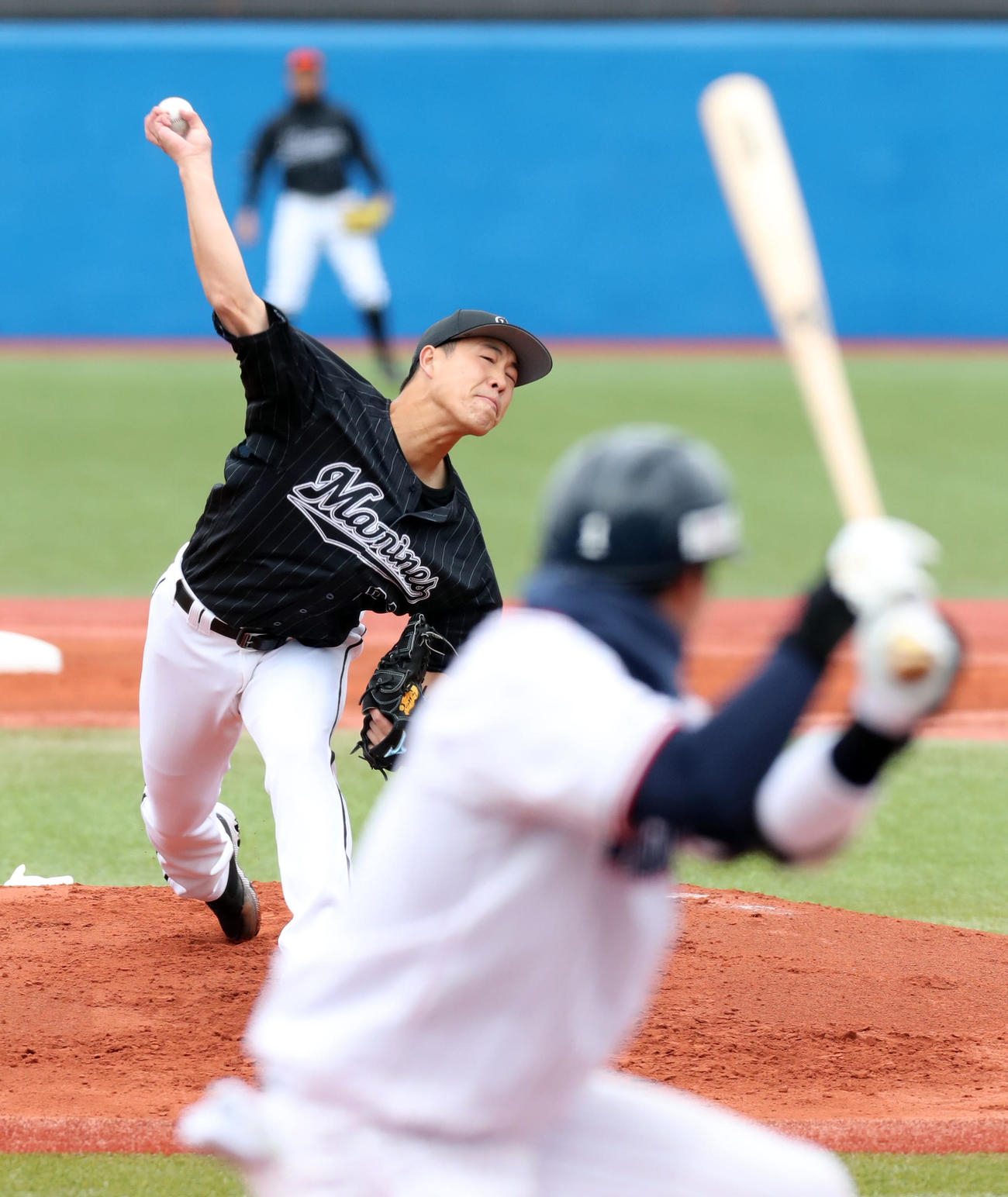 ヤクルト山田哲に投げ込むロッテ先発の西野（撮影・垰建太）