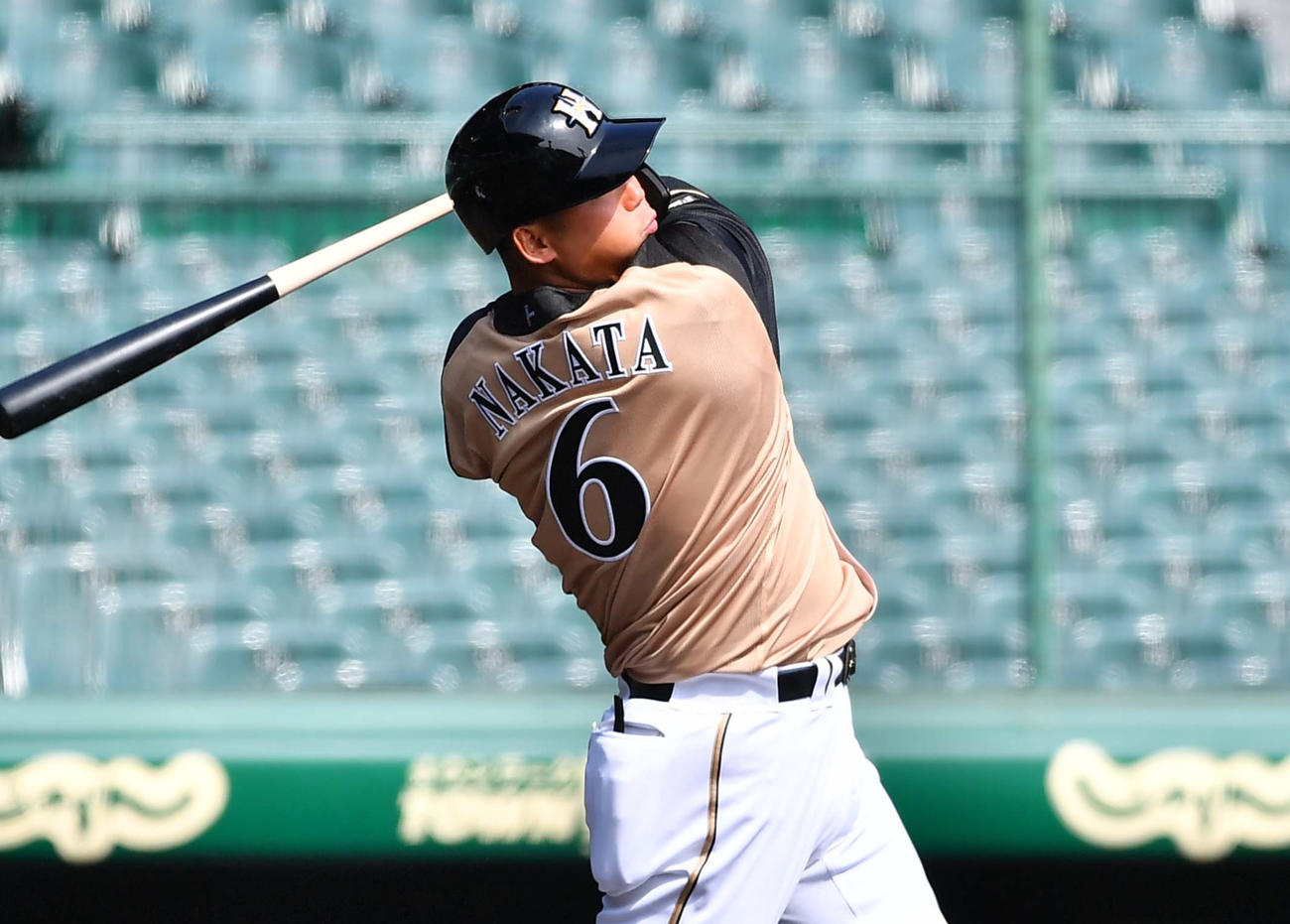 2回表日本ハム1死一、三塁、中越えに3点本塁打を放つ中田翔（撮影・上田博志）