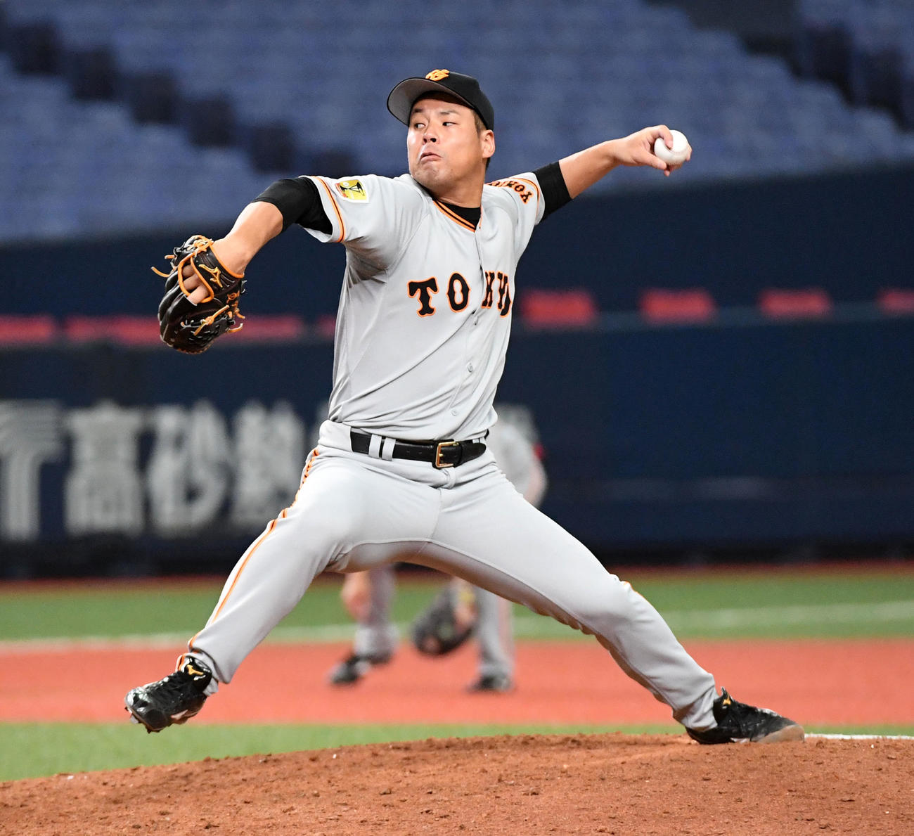 オリックス対巨人　巨人6番手の高木（撮影・前岡正明）