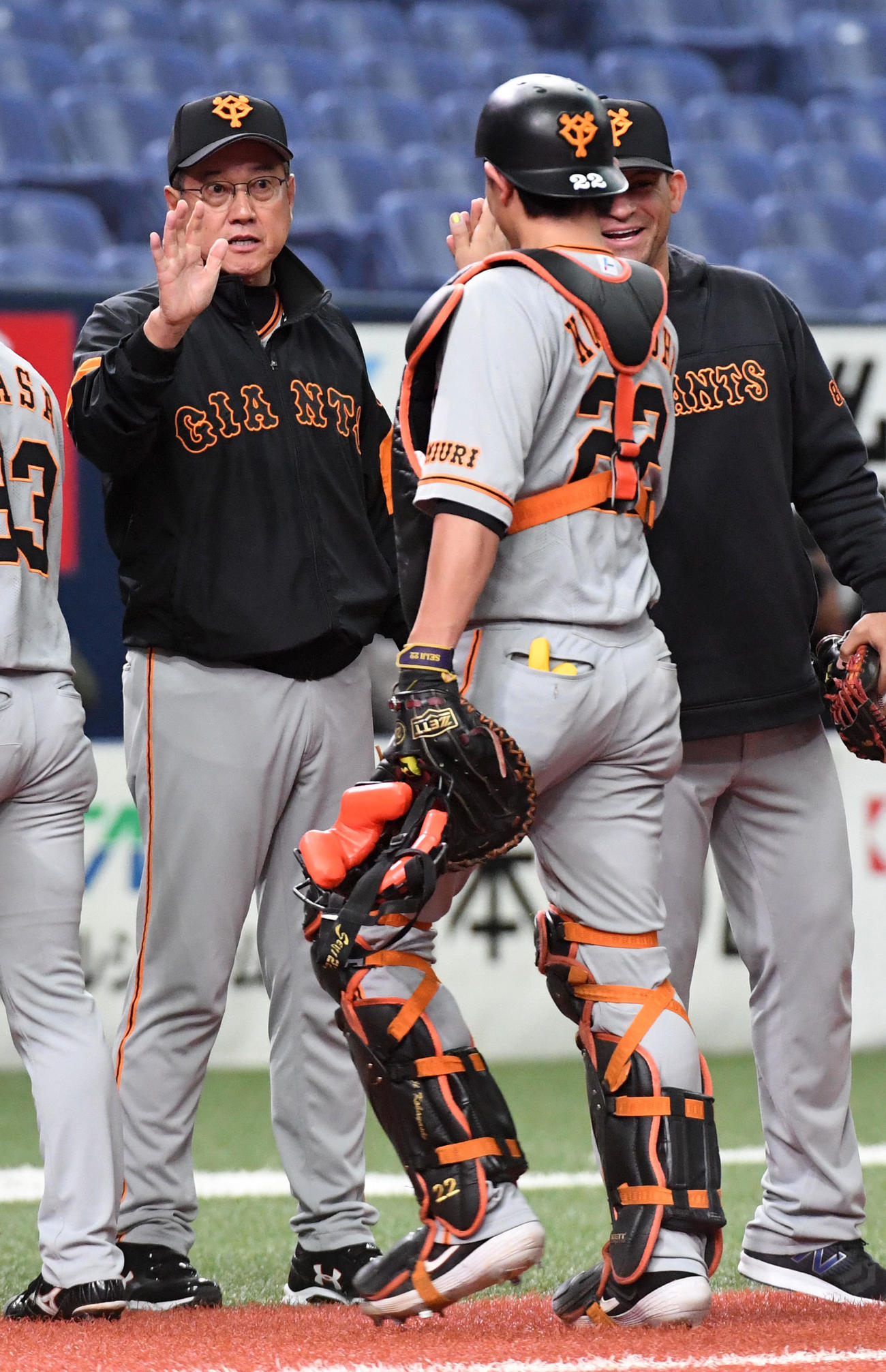 オリックス対巨人　サヨナラのピンチを切り抜け引き分け、ナインを迎える原監督（撮影・前岡正明）