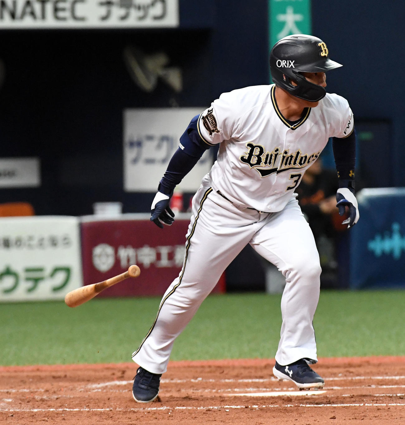 オリックス対巨人　3回裏オリックス1死一、二塁、吉田正は中前適時打を放つ（撮影・前岡正明）