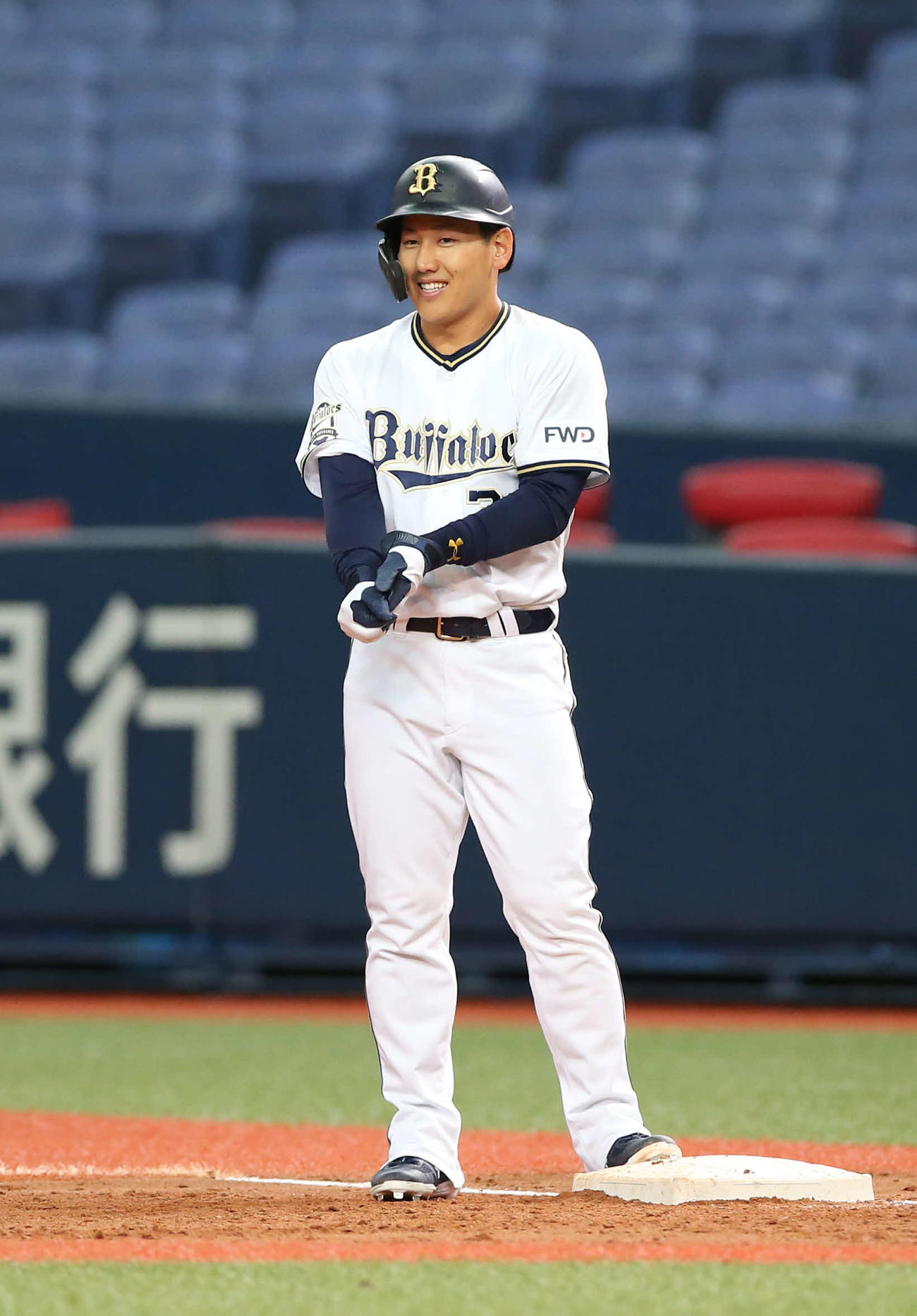 オリックス対巨人　3回裏オリックス1死一、二塁、中前に適時打を放ち笑顔を見せる吉田正（撮影・河野匠）