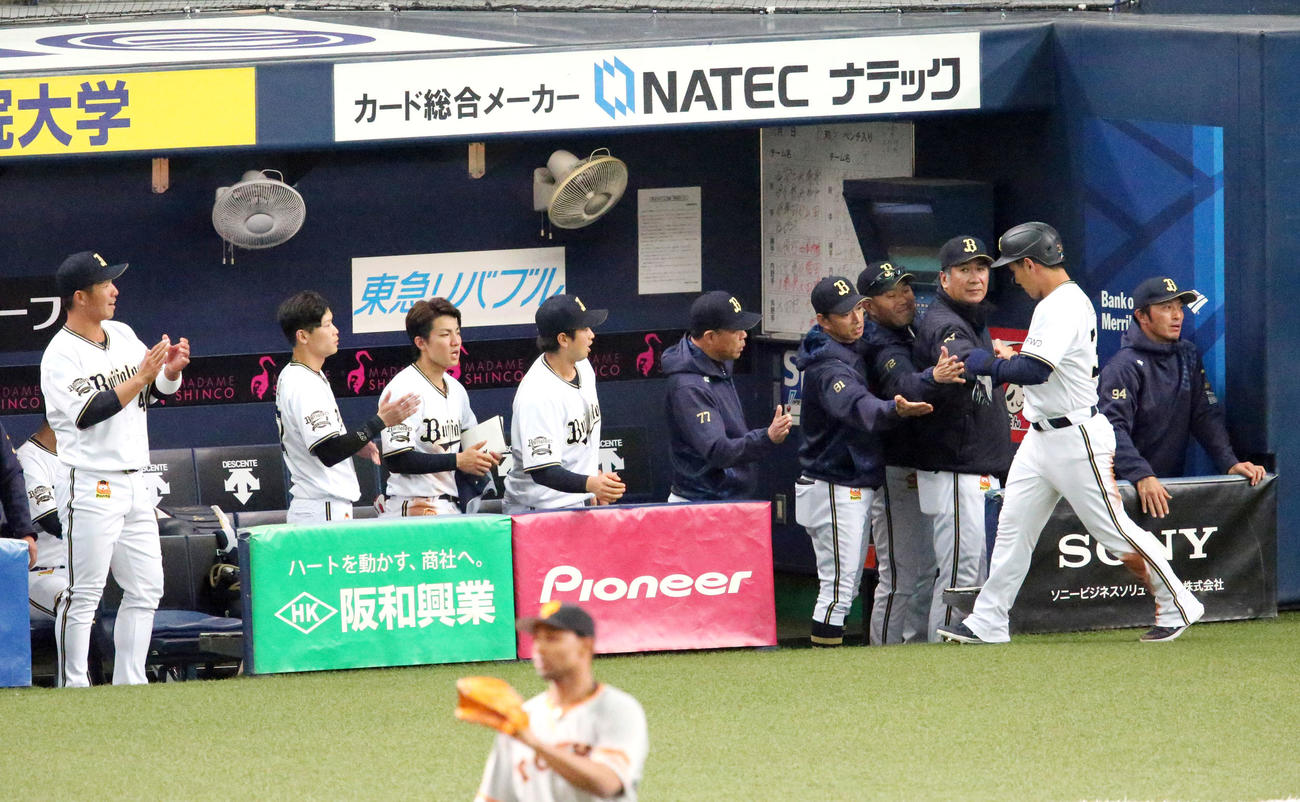 オリックス対巨人　3回裏オリックス2死満塁、T－岡田の右前2点適時打で生還の吉田正（手前右）を出迎えるオリックスベンチ（撮影・上山淳一）