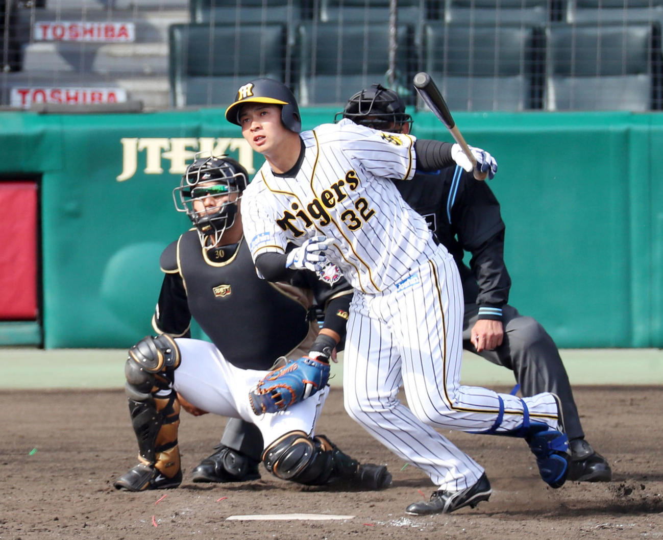 阪神対日本ハム　5回裏阪神2死二塁、井上は初球をたたくも右飛に倒れる（撮影・前田充）