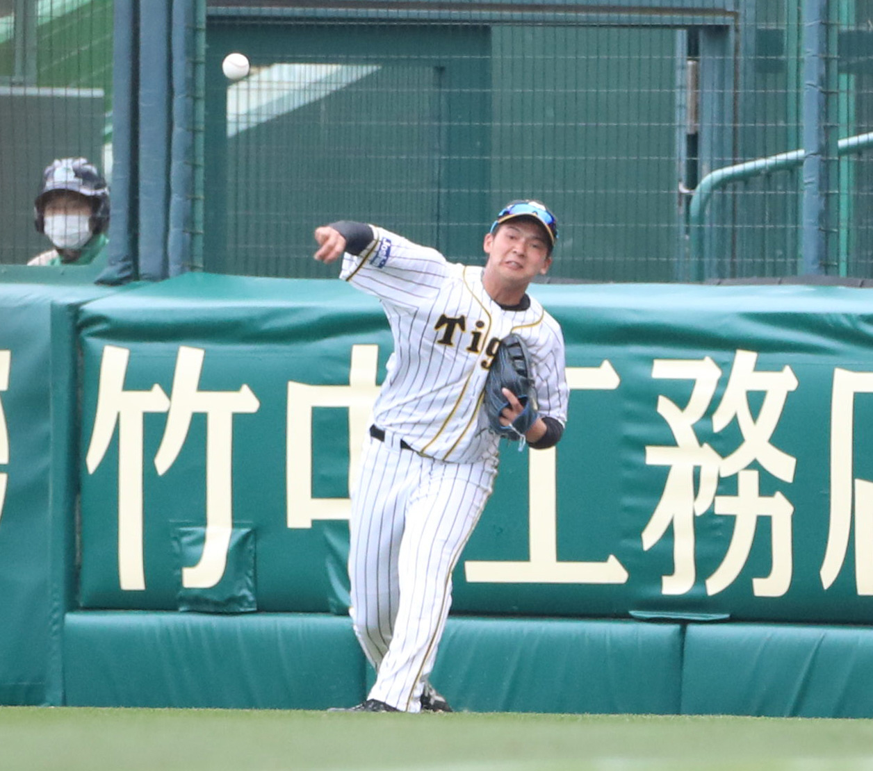阪神対日本ハム　9回表日本ハム2死一、二塁、石井一成の右翼線の打球を処理する右翼手井上広大（撮影・清水貴仁）