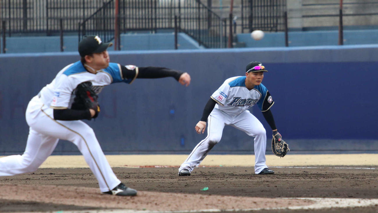 日本ハム対楽天　一塁の守備につく日本ハム清宮（右）（撮影・山崎純一）