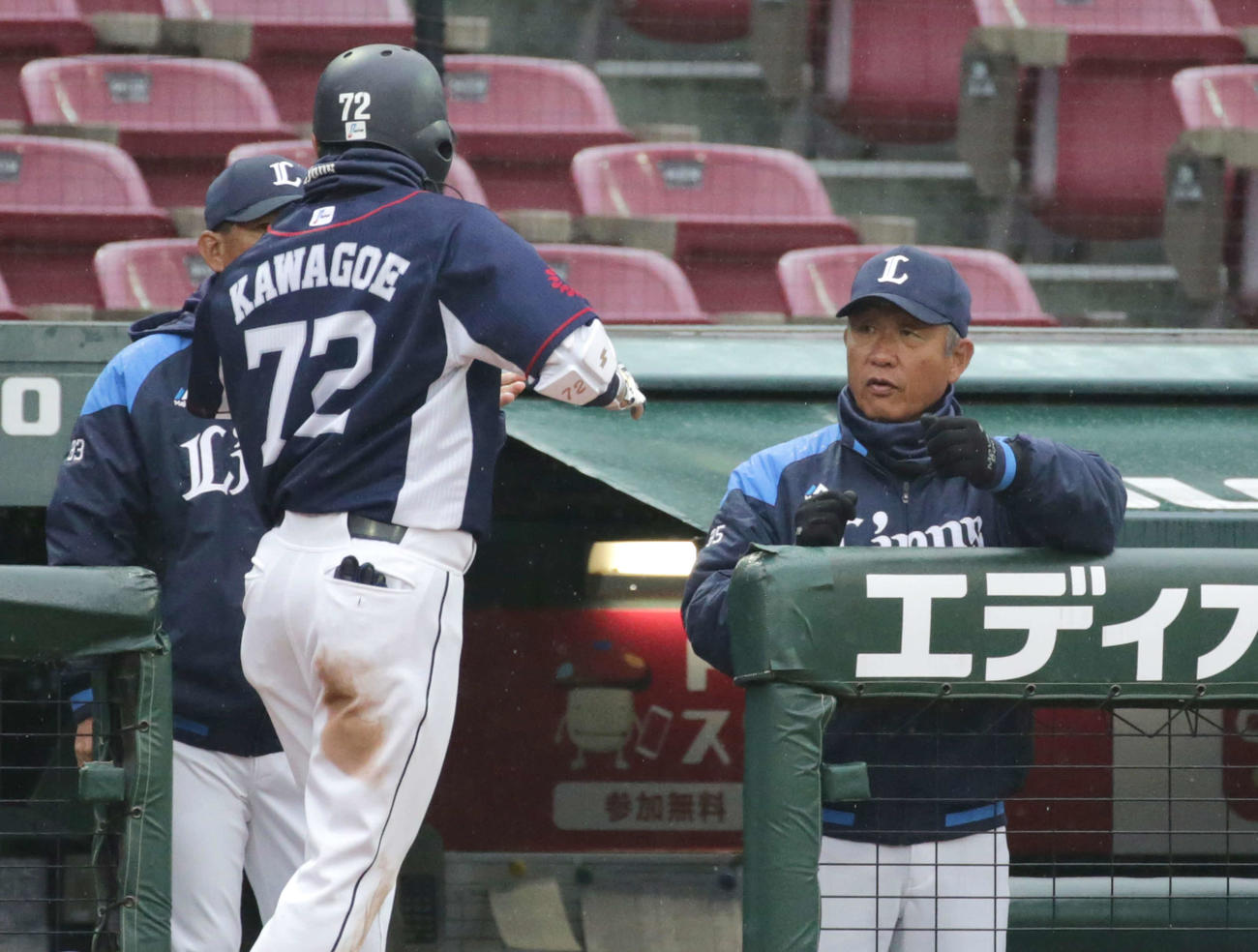 広島対西武　9回表西武1死一塁　右越え2点本塁打を放った川越は辻監督に出迎えられる（撮影・加藤孝規）