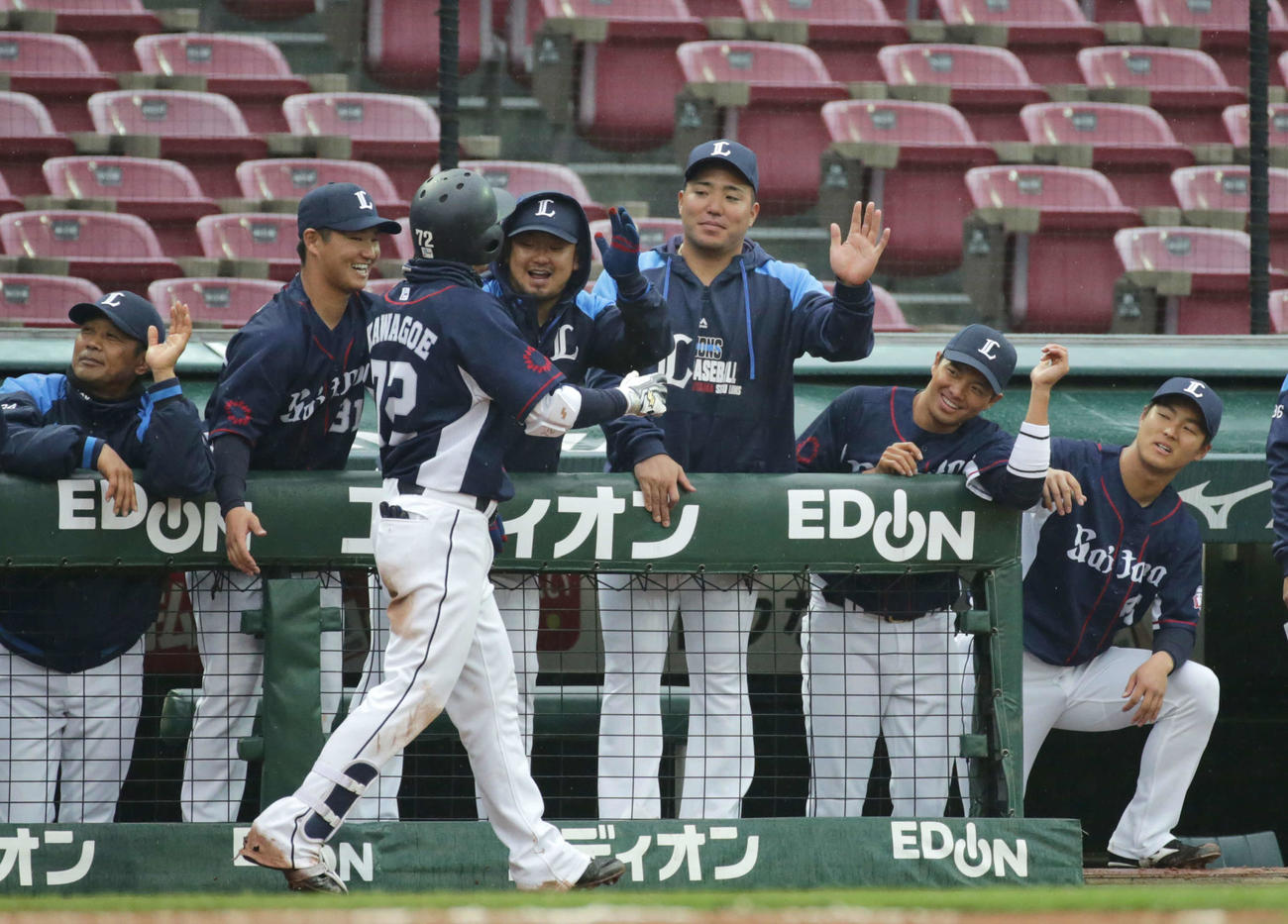 広島対西武　9回表西武1死一塁　右越え2点本塁打を放った川越はナインの出迎えを受ける（撮影・加藤孝規）