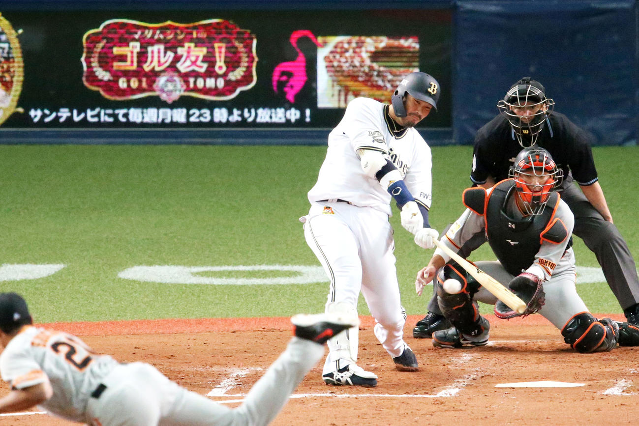 3回裏オリックス2死満塁、T－岡田は右前2点適時打を放つ（撮影・上山淳一）