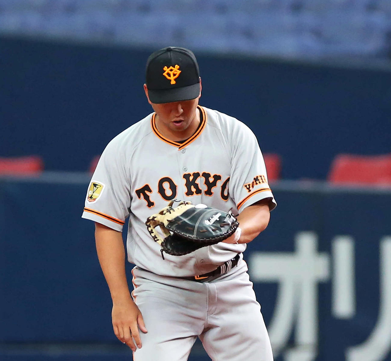 3回裏オリックス2死満塁、T－岡田の打球でグラブが破れ適時打を許した中島は驚いた表情を見せる（撮影・河野匠）