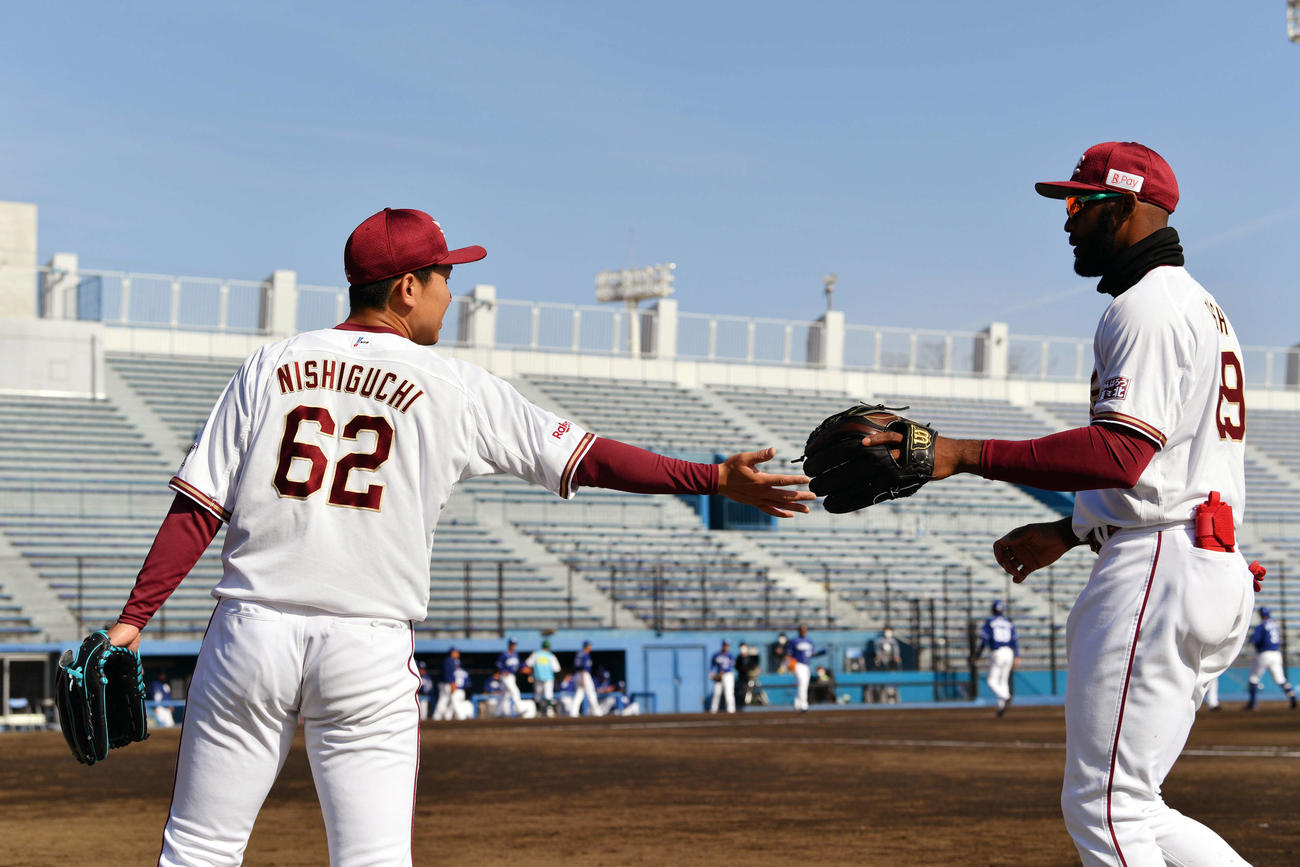 楽天対中日　4回を投げ終えた楽天西口（左）はブラッシュとタッチを交わす（撮影・滝沢徹郎）