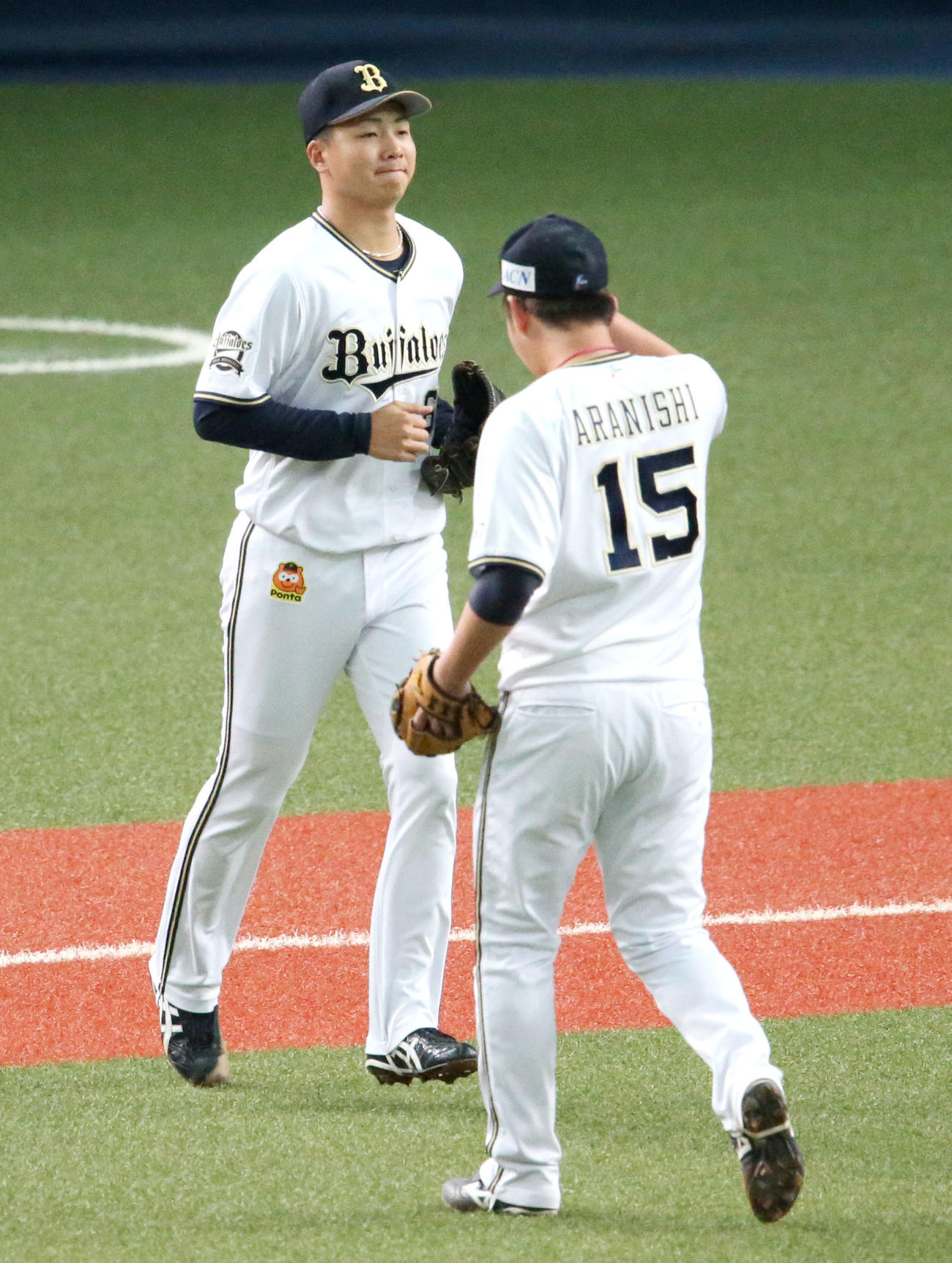オリックス対巨人　6回表巨人2死一、三塁、荒西（手前）に代わって漆原がマウンドに向かう（撮影・上山淳一）