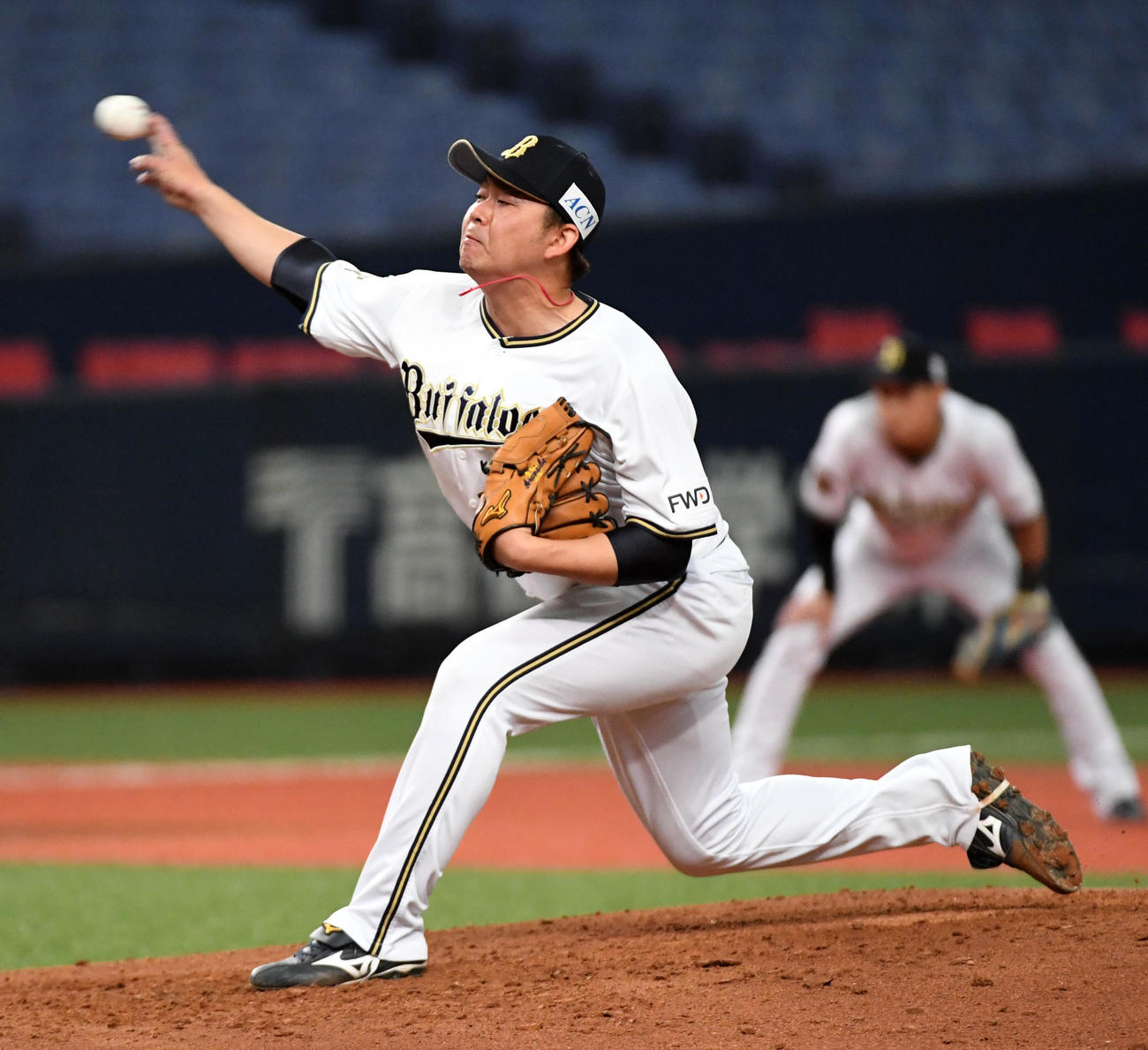 オリックス先発の荒西（撮影・前岡正明）