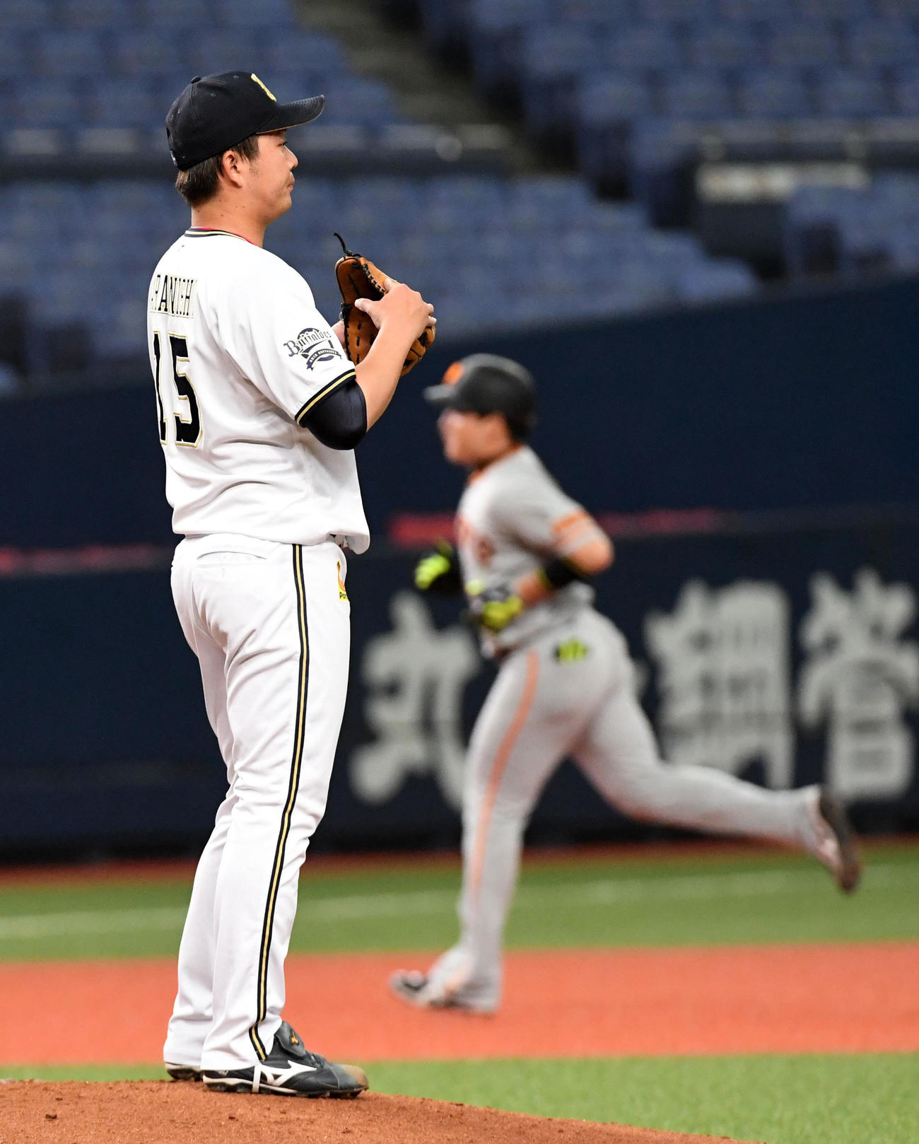 3回表巨人2死一塁、丸は先制に先制の右越え2点本塁打を打たれがっくりする荒西（撮影・前岡正明）