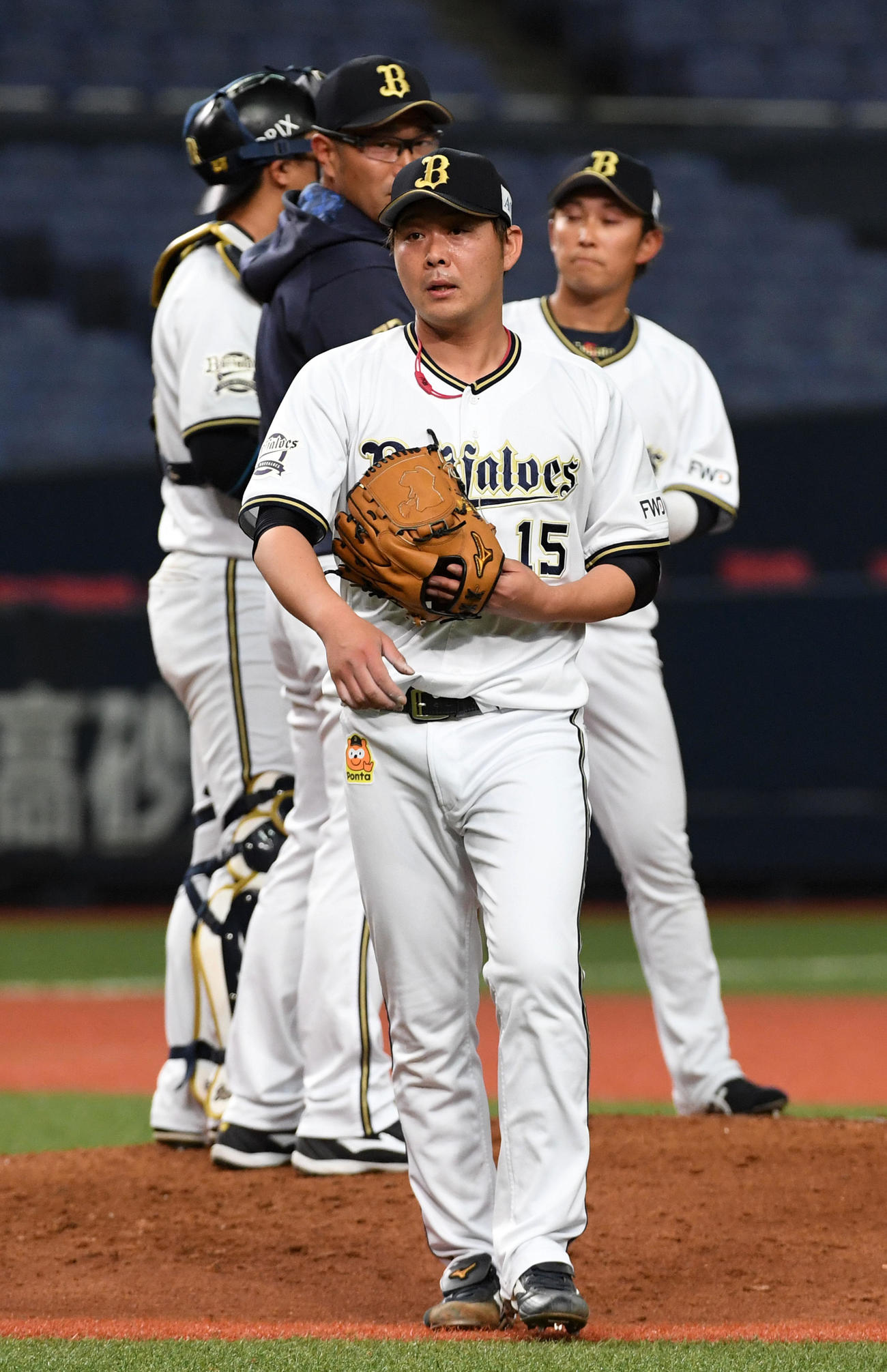 6回表巨人2死一、三塁、巨人に同点とされ交代する荒西（撮影・前岡正明）