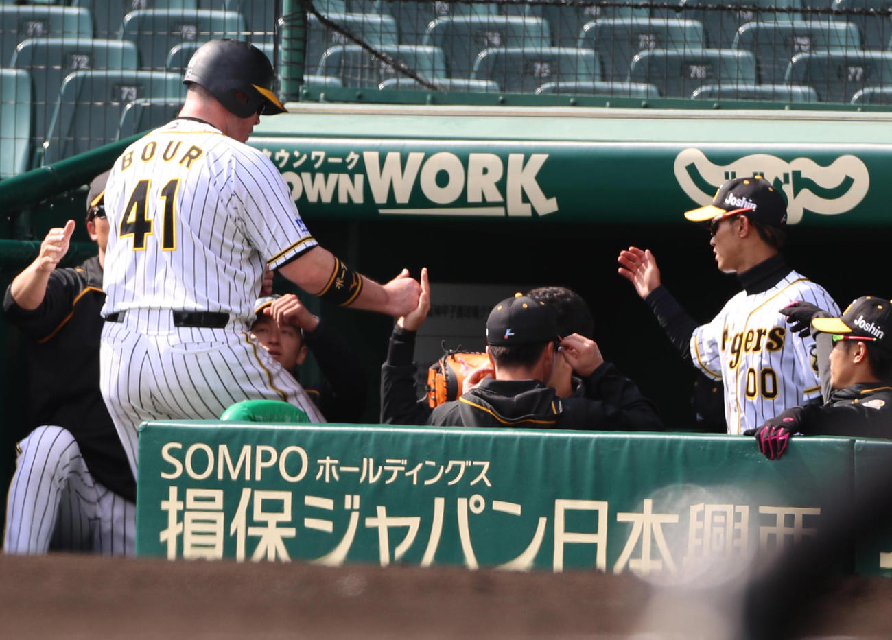 阪神対日本ハム　2回、オープン戦初安打を放ったジャスティン・ボーア（左）はベンチで祝福を受ける（撮影・清水貴仁）