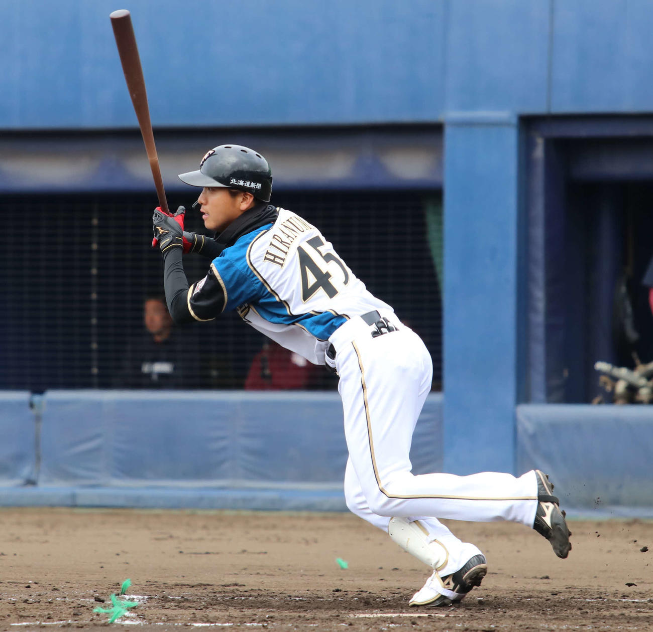 日本ハム対楽天　3回裏日本ハム2死一、三塁で中前へ同点適時打を放つ日本ハム平沼（撮影・山崎純一）