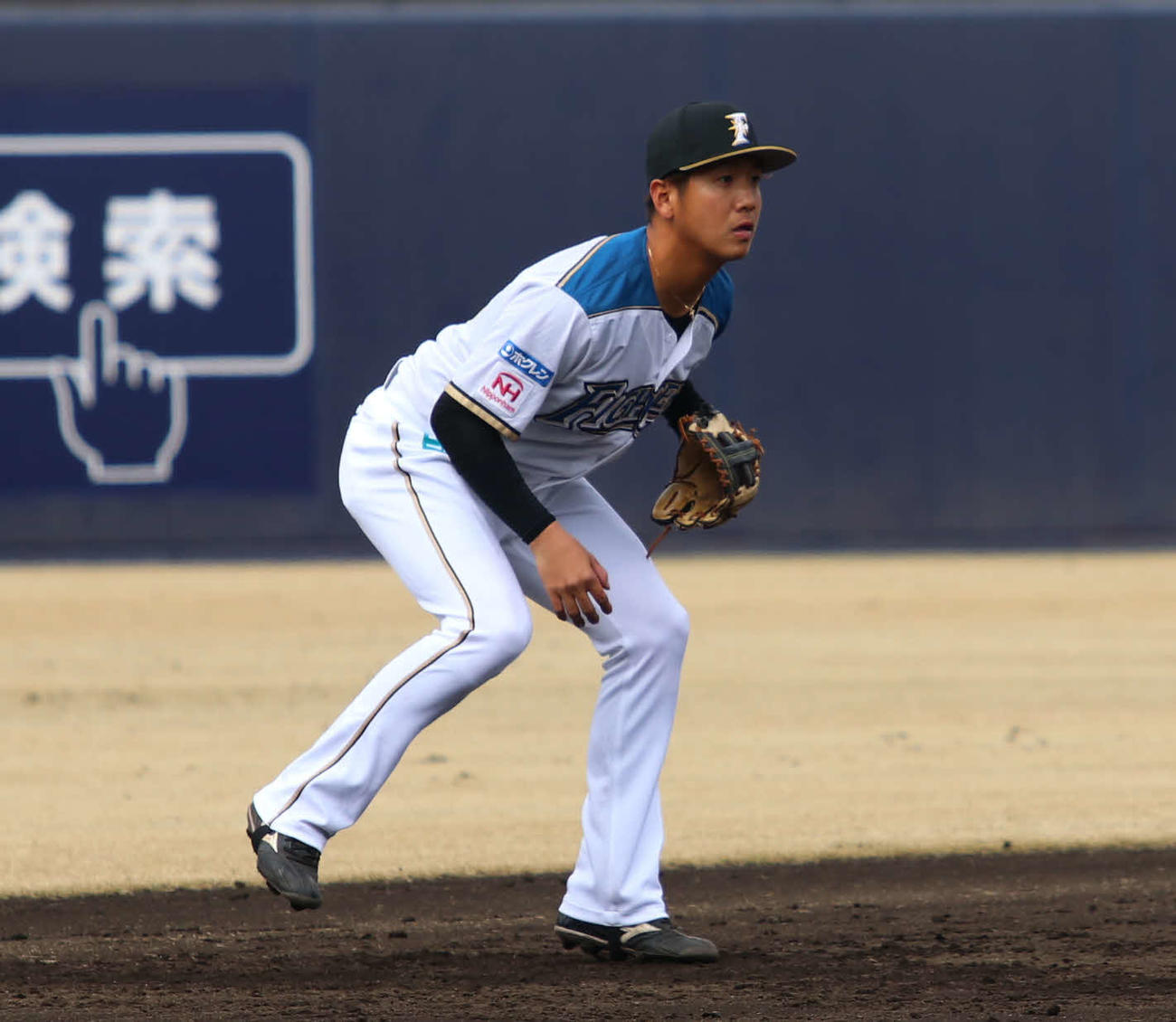 日本ハム対楽天　遊撃の守備につく日本ハム平沼（撮影・山崎純一）