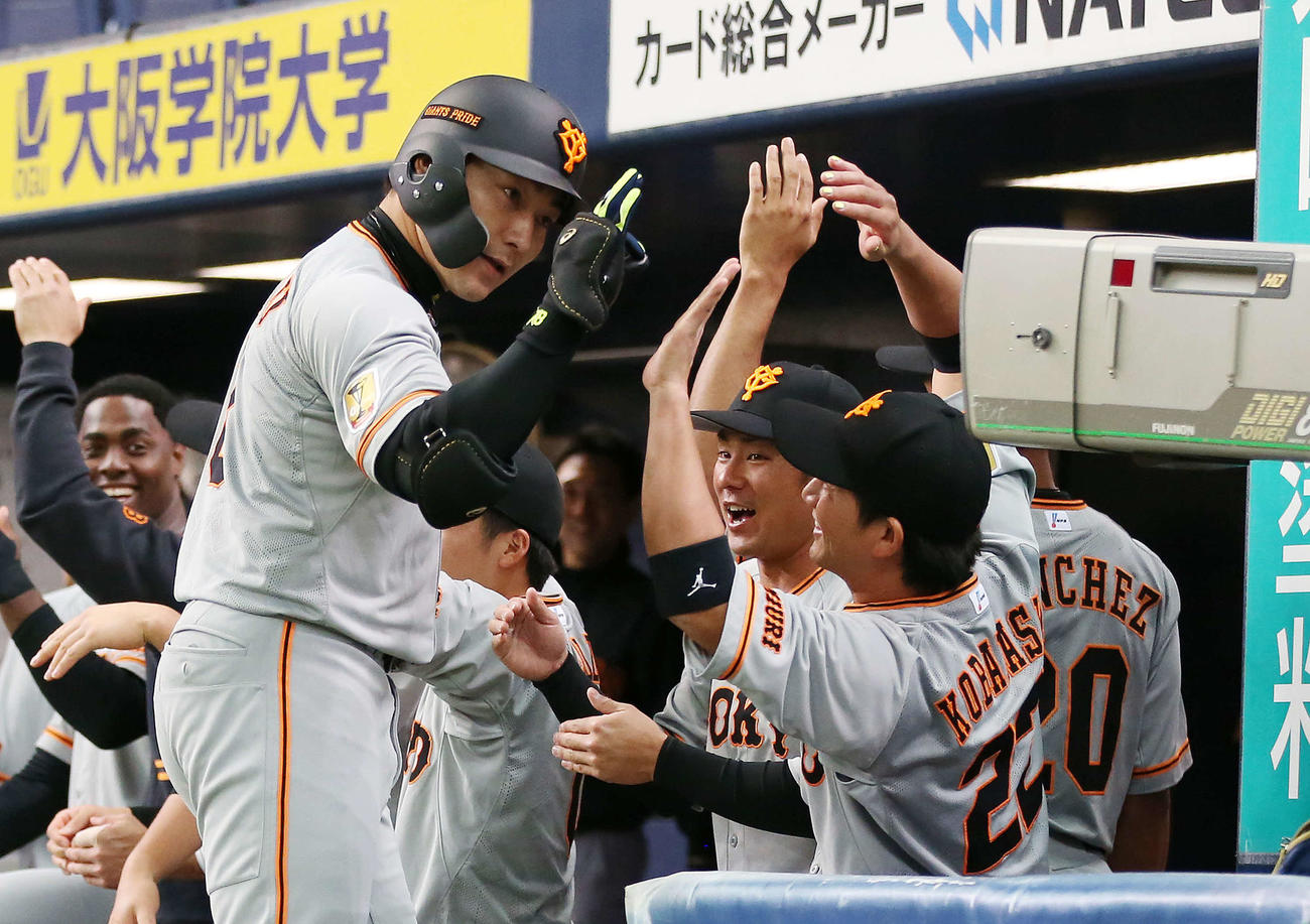 オリックス対巨人　3回表巨人2死一塁、先制の右越え2点本塁打を放った丸（左）はテレビカメラに向かって小さな丸ポーズを見せる（撮影・河野匠）