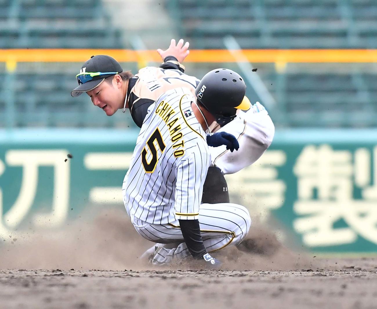 阪神対日本ハム　7回裏阪神2死一塁、二盗に成功する近本光司（撮影・上田博志）