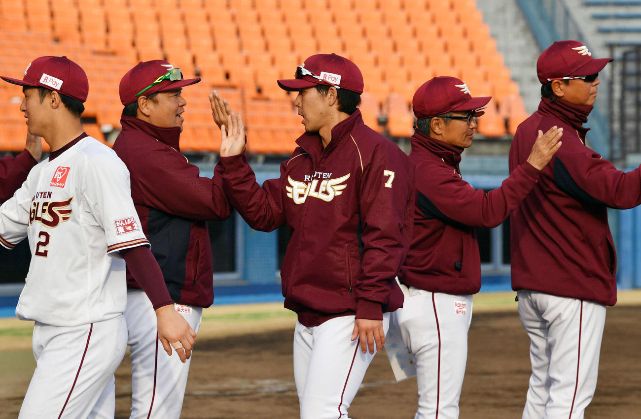 楽天対中日　試合後、ナインとタッチを交わす楽天鈴木大（左から3人目）（撮影・滝沢徹郎）