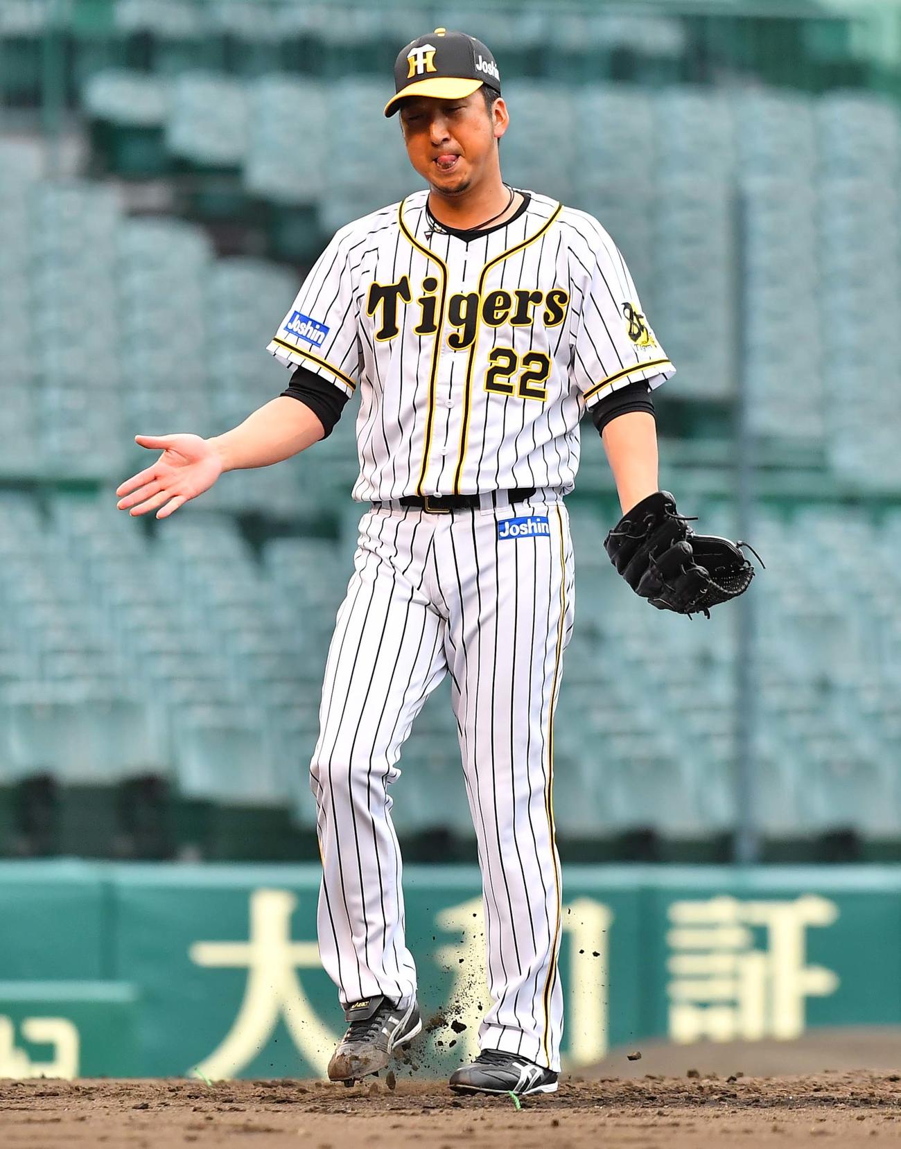 阪神対日本ハム　9回に登板するも2失点に不満そうな表情を見せる藤川（撮影・上田博志）
