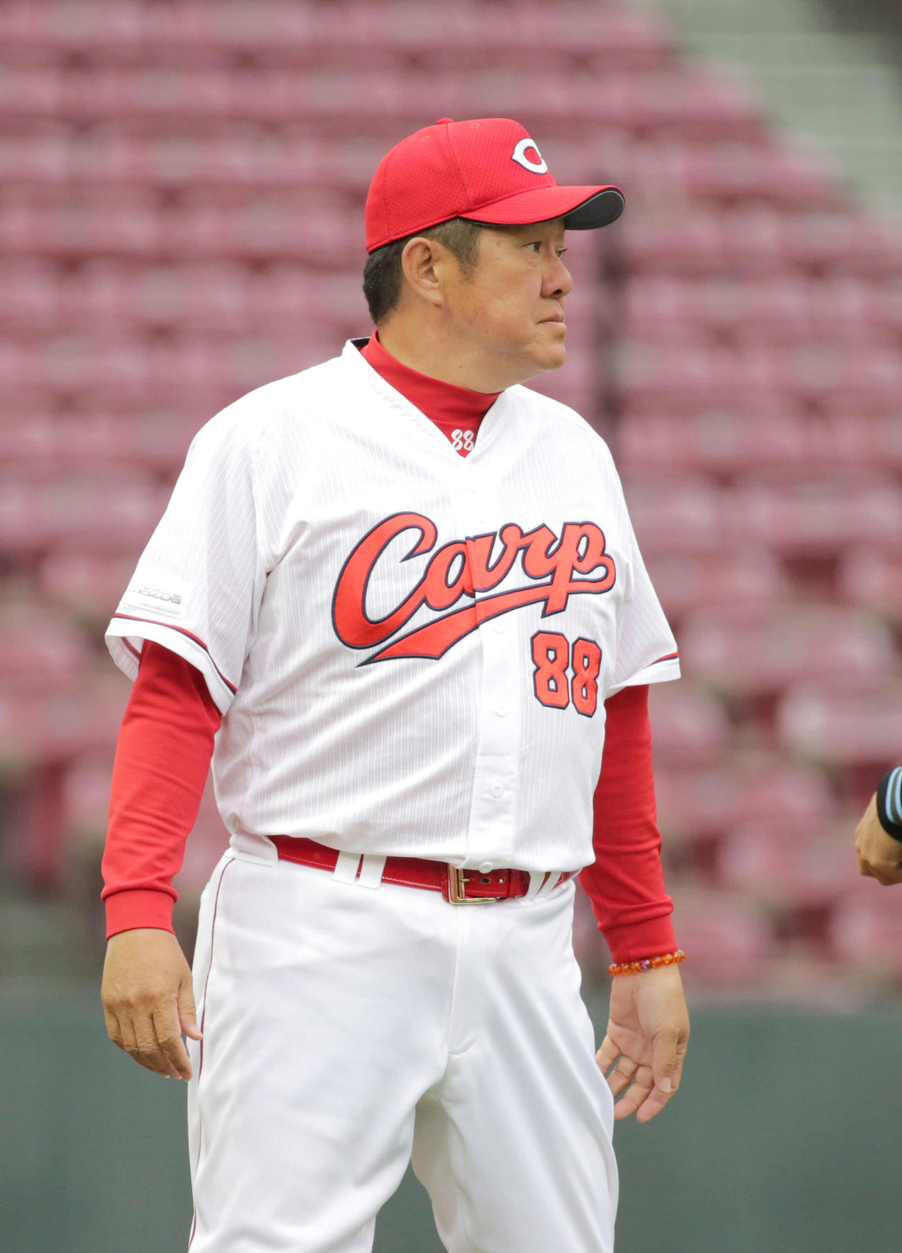 投手交代を告げる広島の佐々岡監督（撮影・加藤孝規）