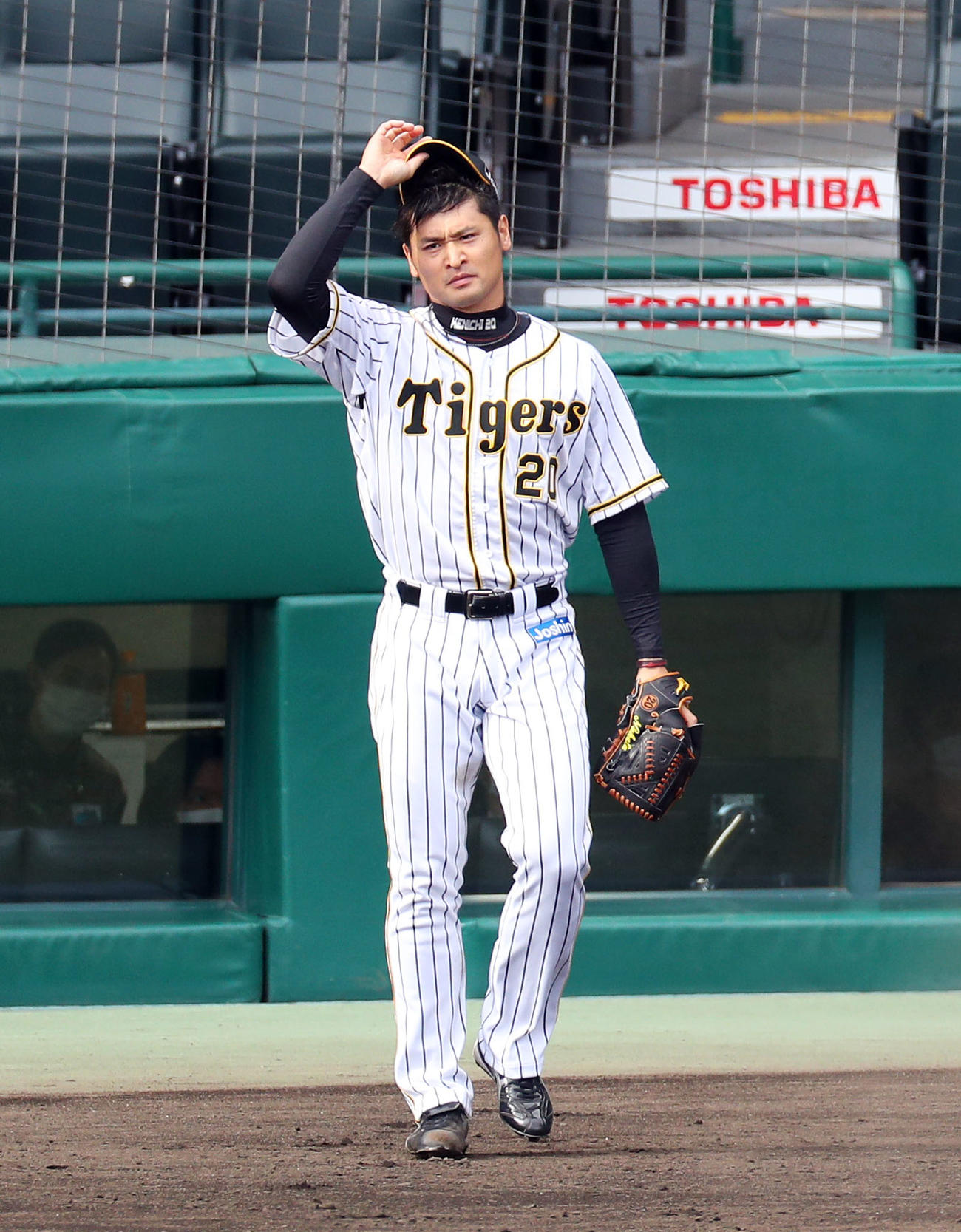 阪神対日本ハム　6回表日本ハム2死満塁、横尾に2点適時二塁打を浴び、厳しい表情を見せる中田（撮影・前田充）
