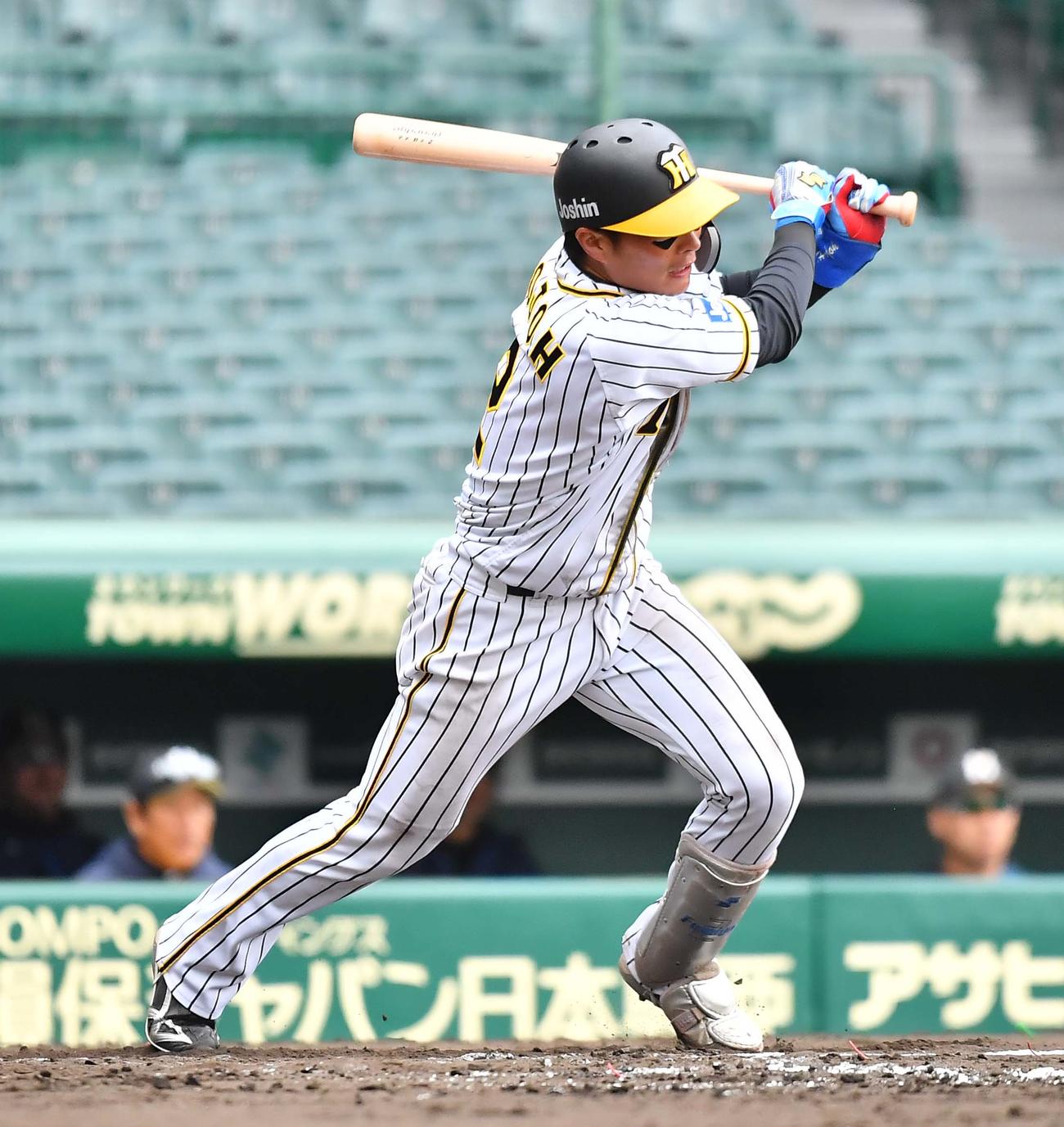 阪神対日本ハム　7回裏阪神無死二塁、中前に適時打を放つ北條史也（撮影・上田博志）