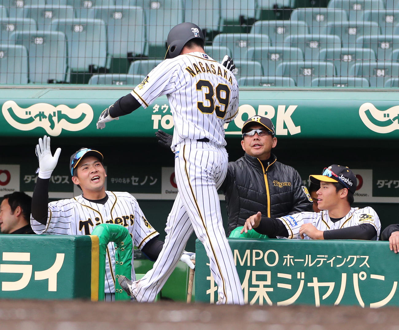 阪神対日本ハム　7回裏阪神無死二塁、中前適時打を放つ北條史也（撮影・清水貴仁）
