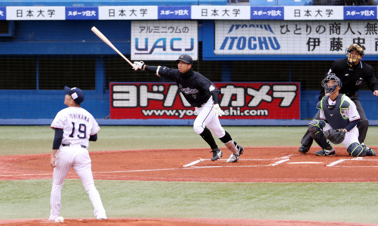 ヤクルト対ロッテ　1回表ロッテ無死、先頭打者本塁打を放つ福田秀。投手石川（撮影・狩俣裕三）