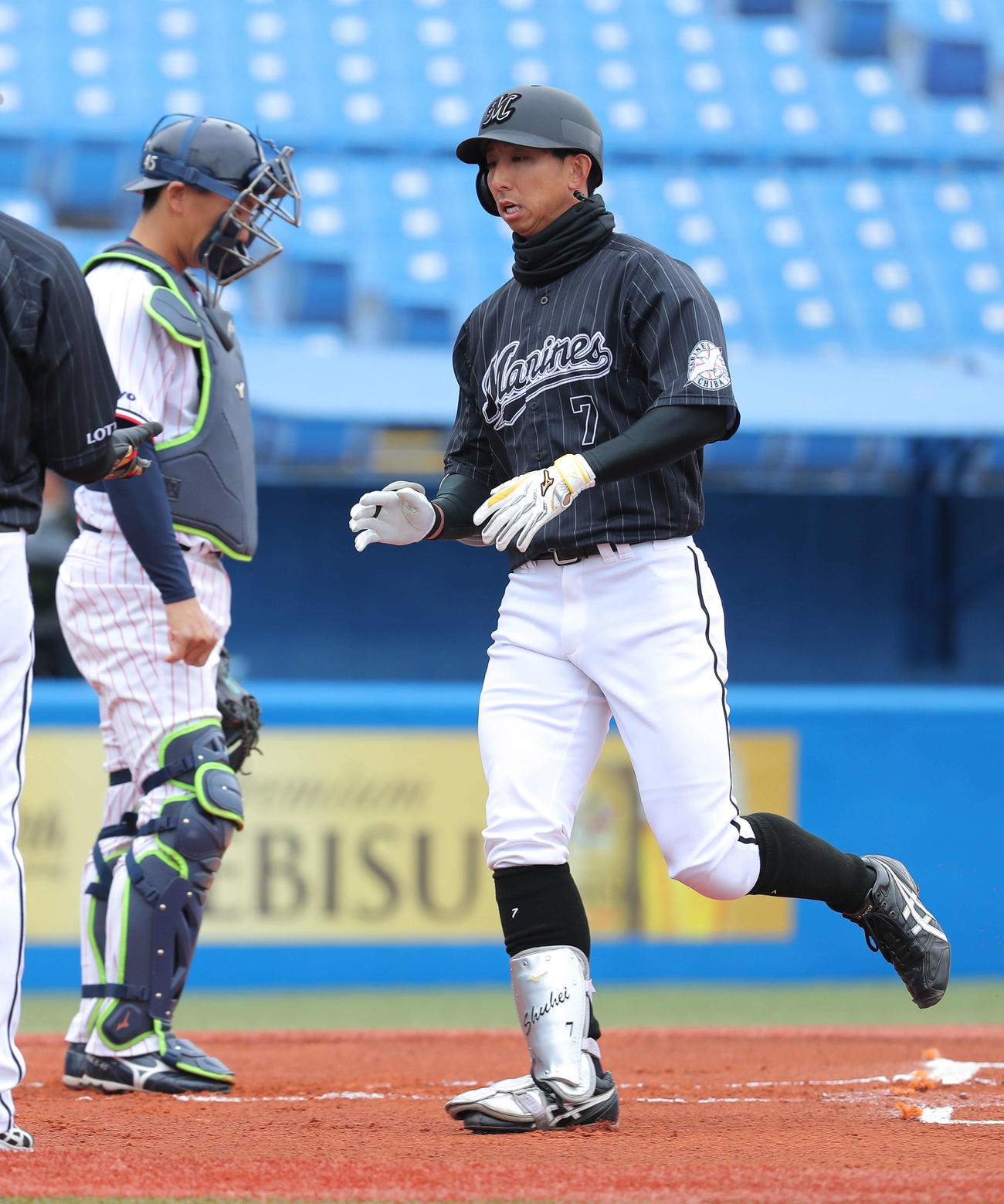 ロッテ対ヤクルト　1回表ロッテ無死、先制の右越えソロ本塁打を放ち生還するロッテ福田秀（右）。左はヤクルト嶋（撮影・河田真司）