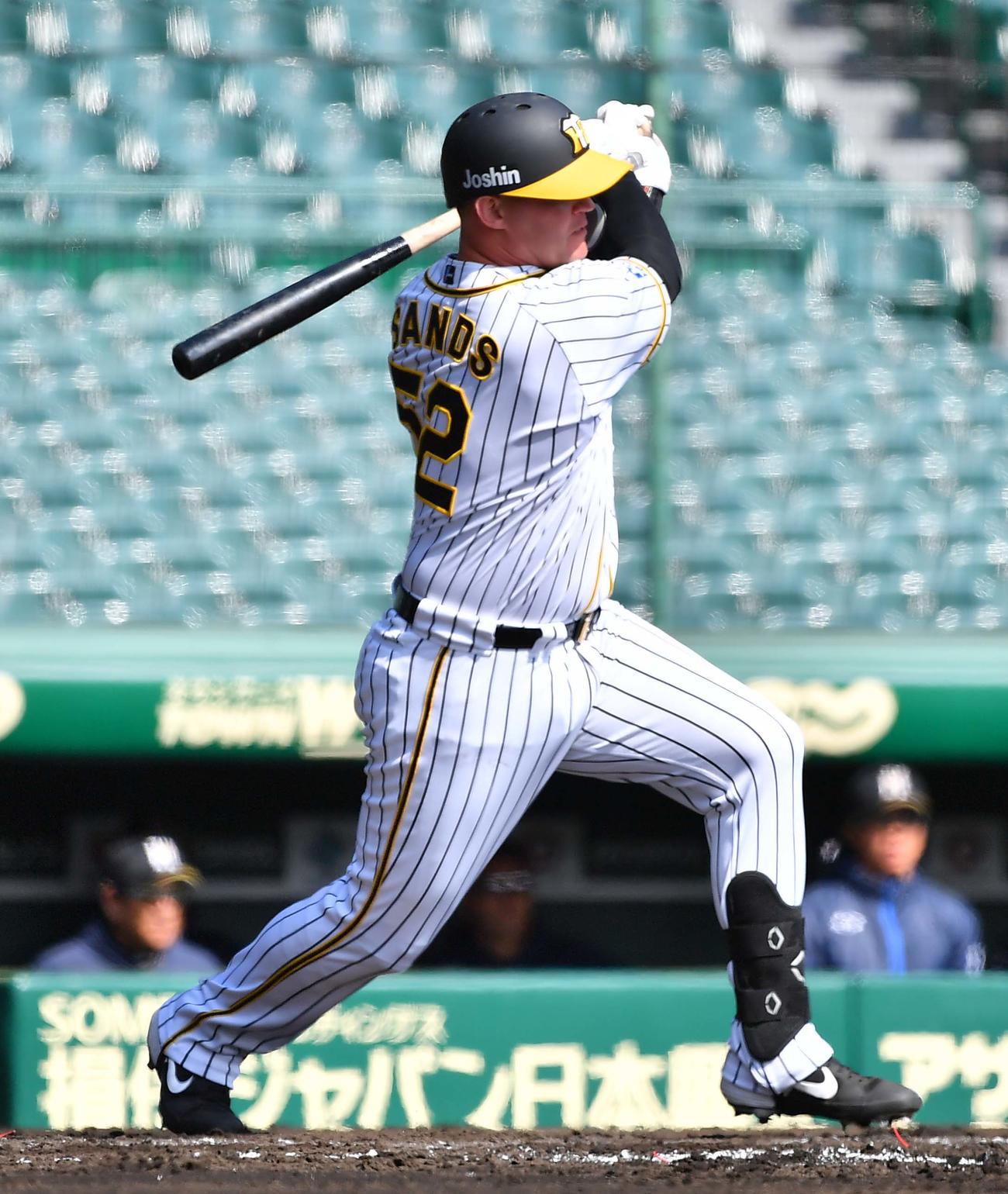 阪神対日本ハム　1回裏阪神1死、サンズは中前打を放つ（撮影・上田博志）