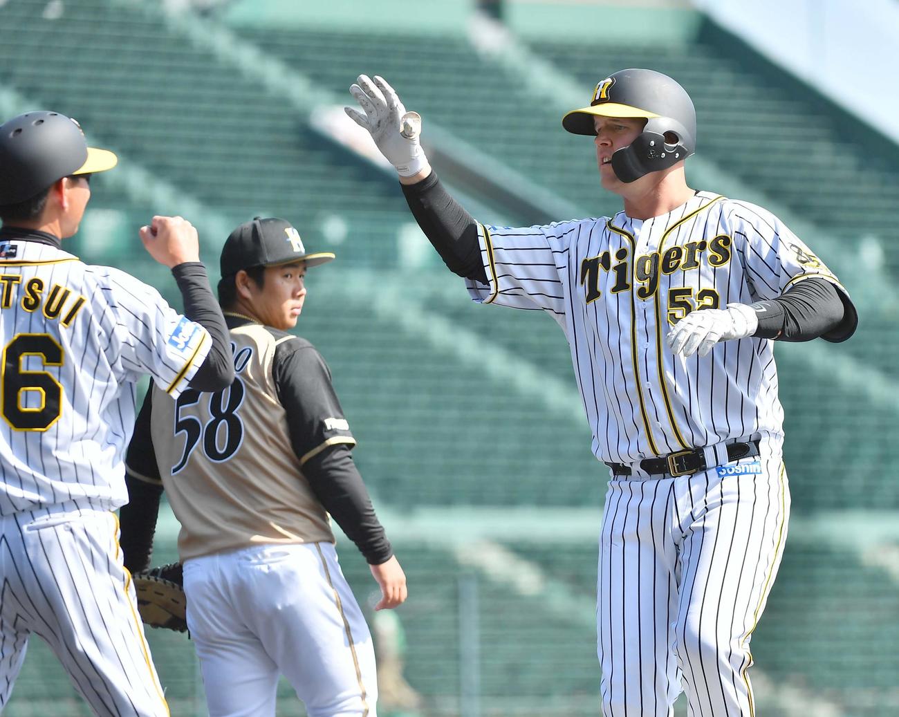 阪神対日本ハム　1回裏阪神1死、サンズは中前打を放ちハイタッチ（撮影・上田博志）