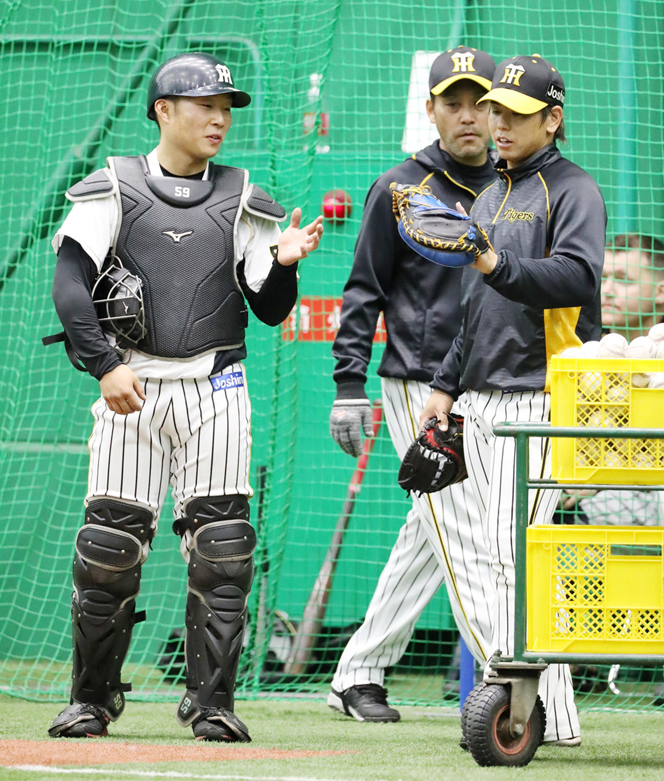 阪神対巨人　藤田（左）は梅野にミットを確認される（撮影・加藤哉）