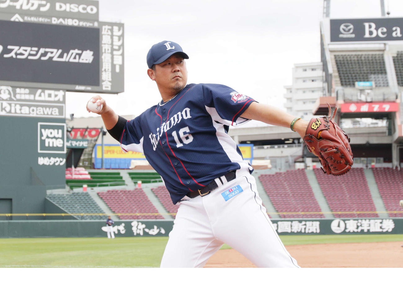 戦広島対西武　試合前、キャッチボールをする西武松坂（撮影・加藤孝典）