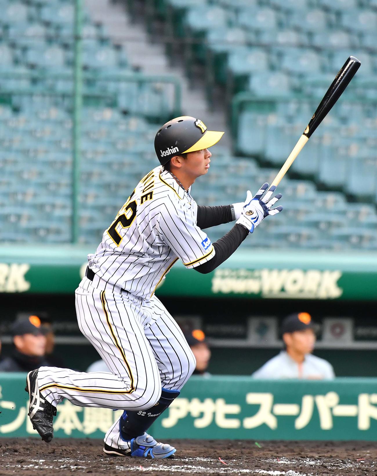 阪神対巨人　8回裏阪神1死一塁、左越え同点適時二塁打を放つ井上広大（撮影・上田博志）