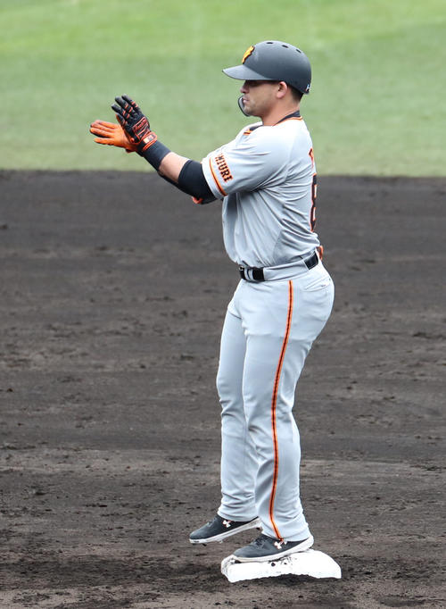 阪神対巨人 5回表巨人1死二塁、右翼線へ適時二塁打を放ちシャークポーズをみせるヘラルド・パーラ(撮影・清水貴仁)