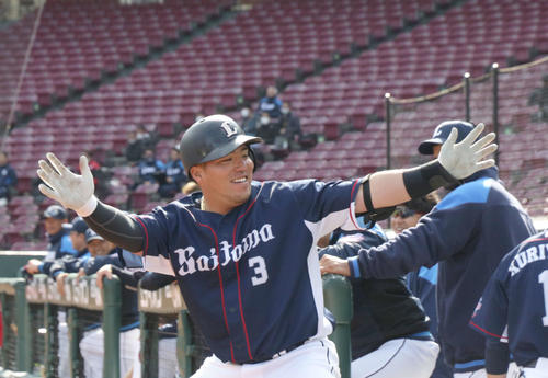 本塁打を放った西武山川はどすこいポーズ(撮影・加藤孝規)