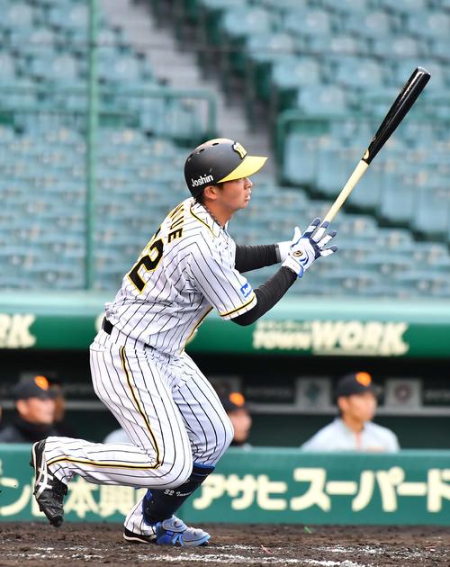 阪神対巨人 8回裏阪神1死一塁、左越え同点適時二塁打を放つ井上広大(撮影・上田博志)