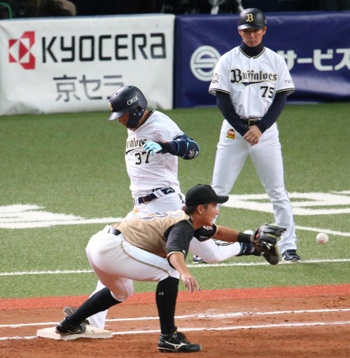 オリックス日本ハム 8回裏オリックス無死一、二塁、若月は送りバントを決め一塁を駆け抜けるも判定はアウト(撮影・上山淳一)