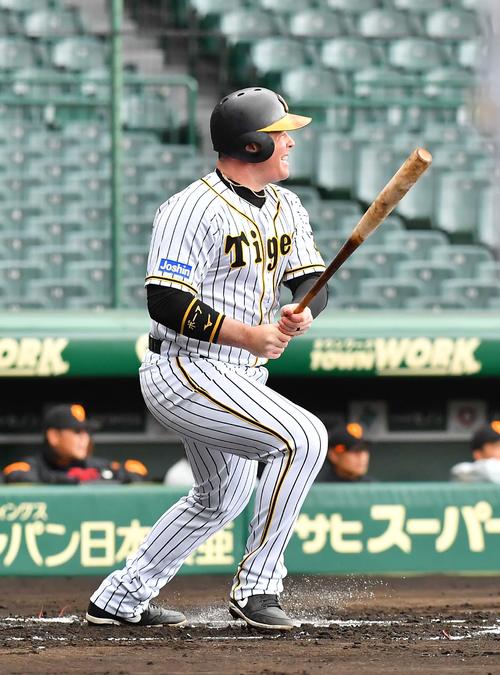 阪神対巨人 1回裏阪神2死二塁、左前に先制適時打を放つジャスティン・ボーア(撮影・上田博志)