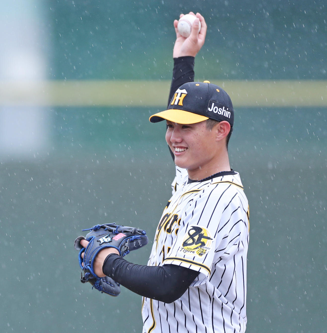 雨の降るなかキャッチボールを行う西純矢（撮影・清水貴仁）