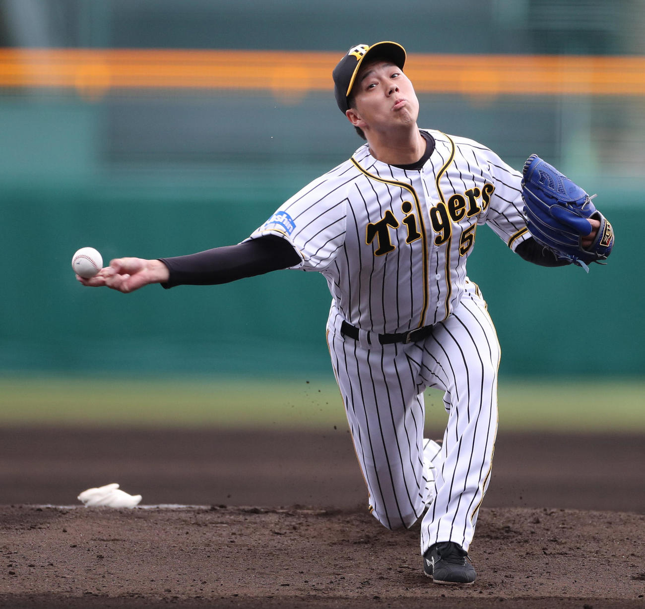 阪神対巨人　阪神先発の青柳（撮影・清水貴仁）
