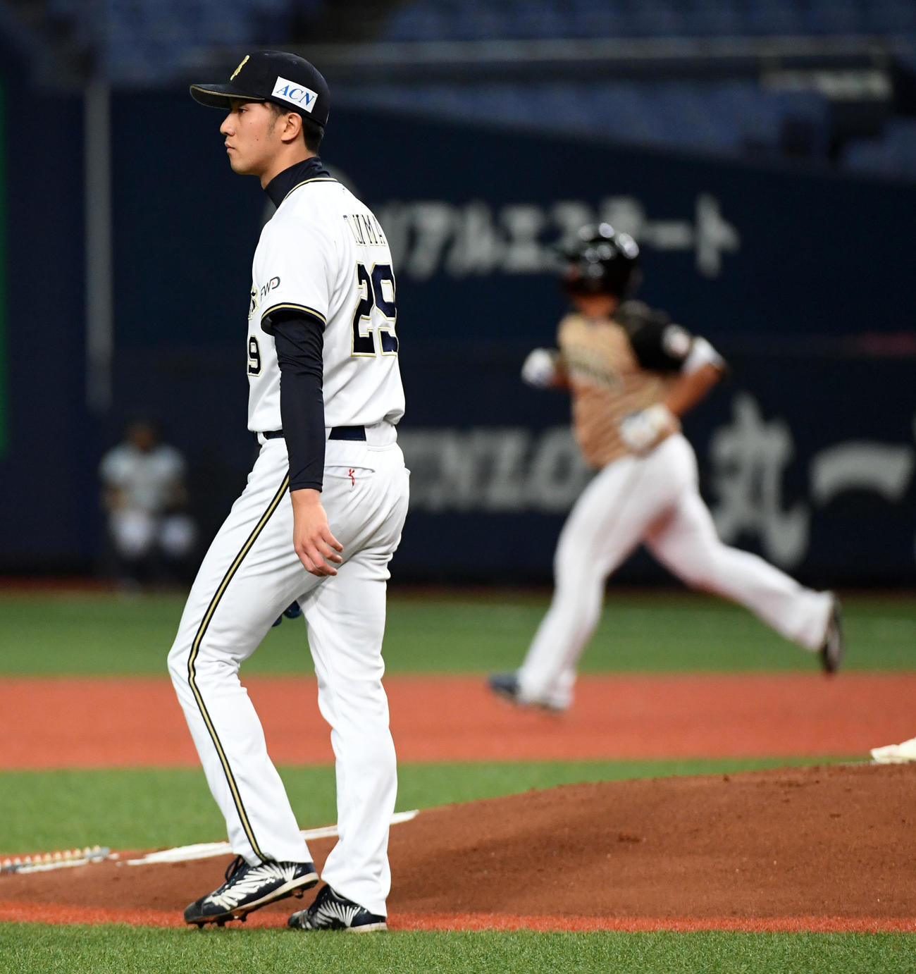 オリックス対日本ハム　2回表日本ハム1死、横尾に先制の左越え本塁打を打たれがっくりする田嶋（撮影・前岡正明）