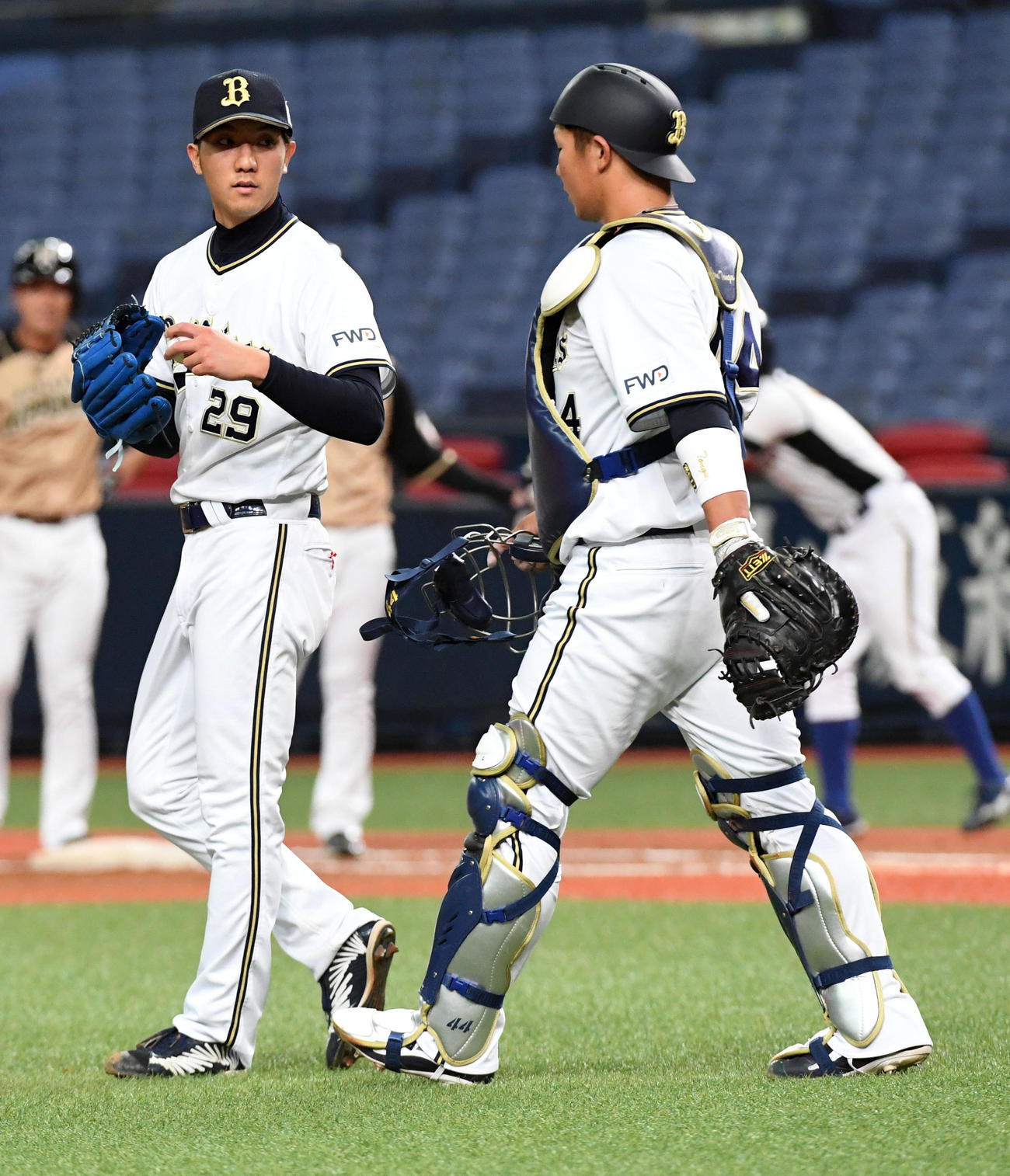 オリックス対日本ハム　4回表日本ハム1死一、三塁、頓宮（右）と話す田嶋（撮影・前岡正明）